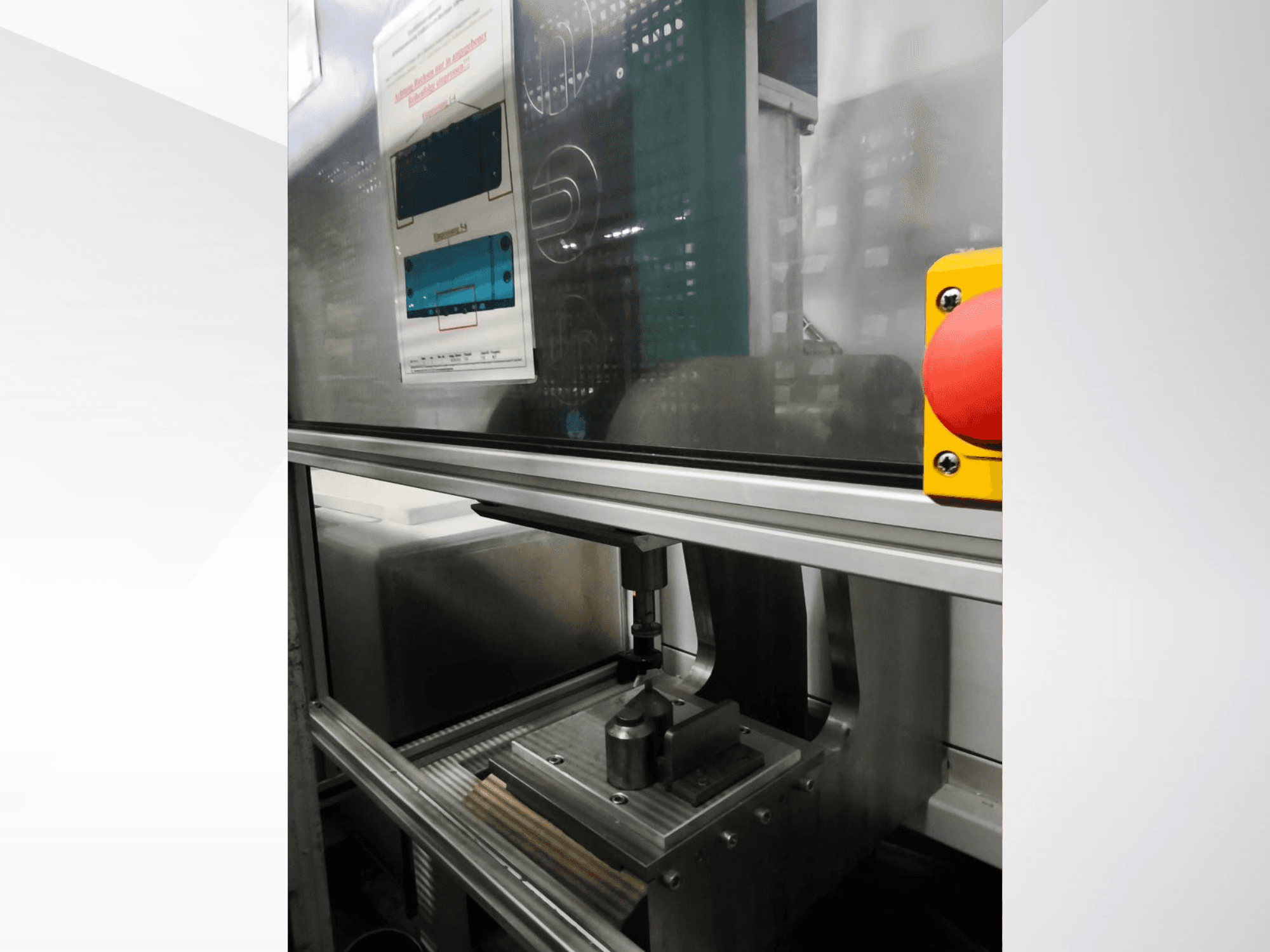 EMS Automation Buchsenpresse -työkoneen etukuva, jossa näkyy puristusmekanismi ja turvapainike.