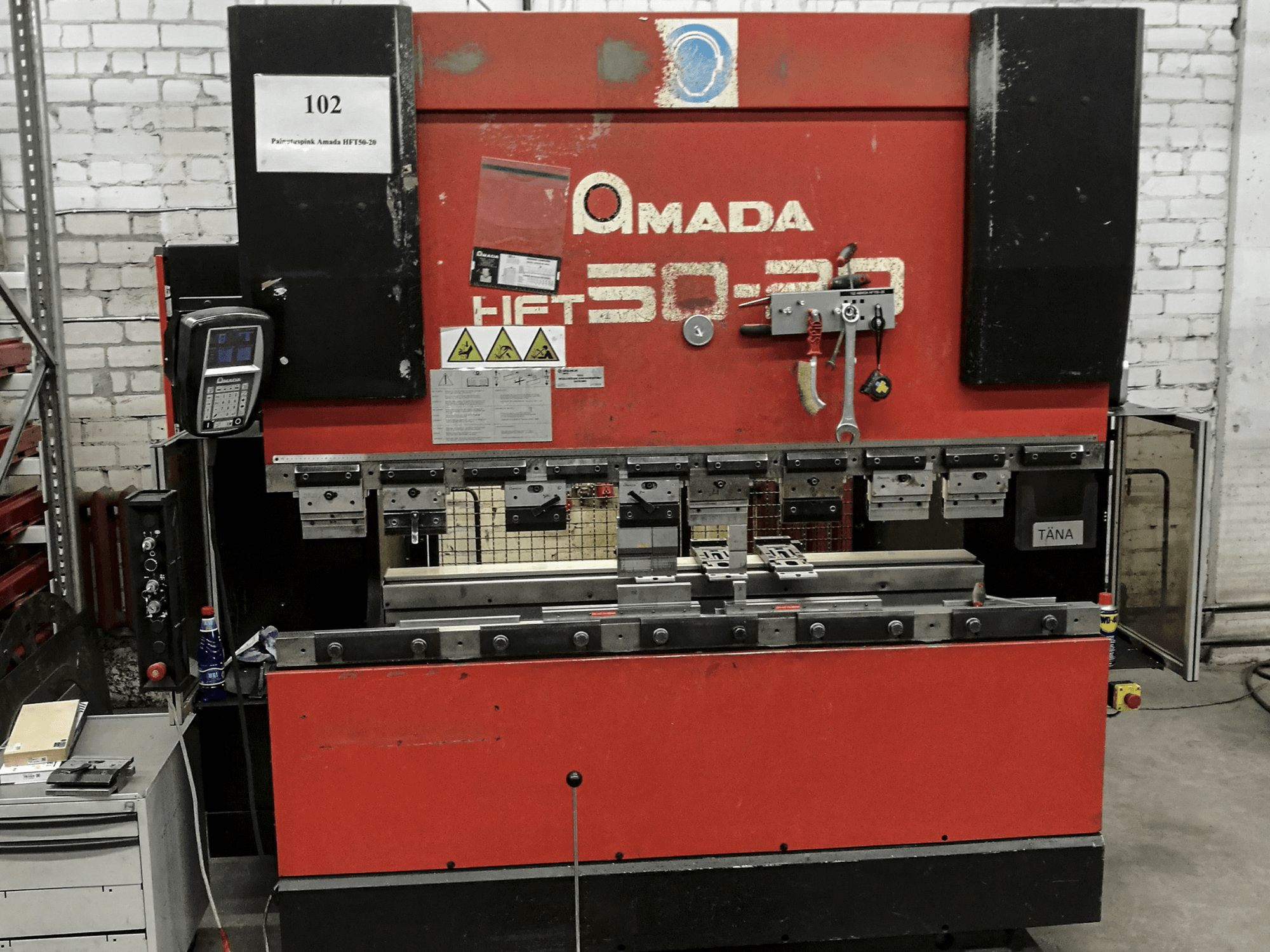 Koneen AMADA etunäkymäHFT 50-20