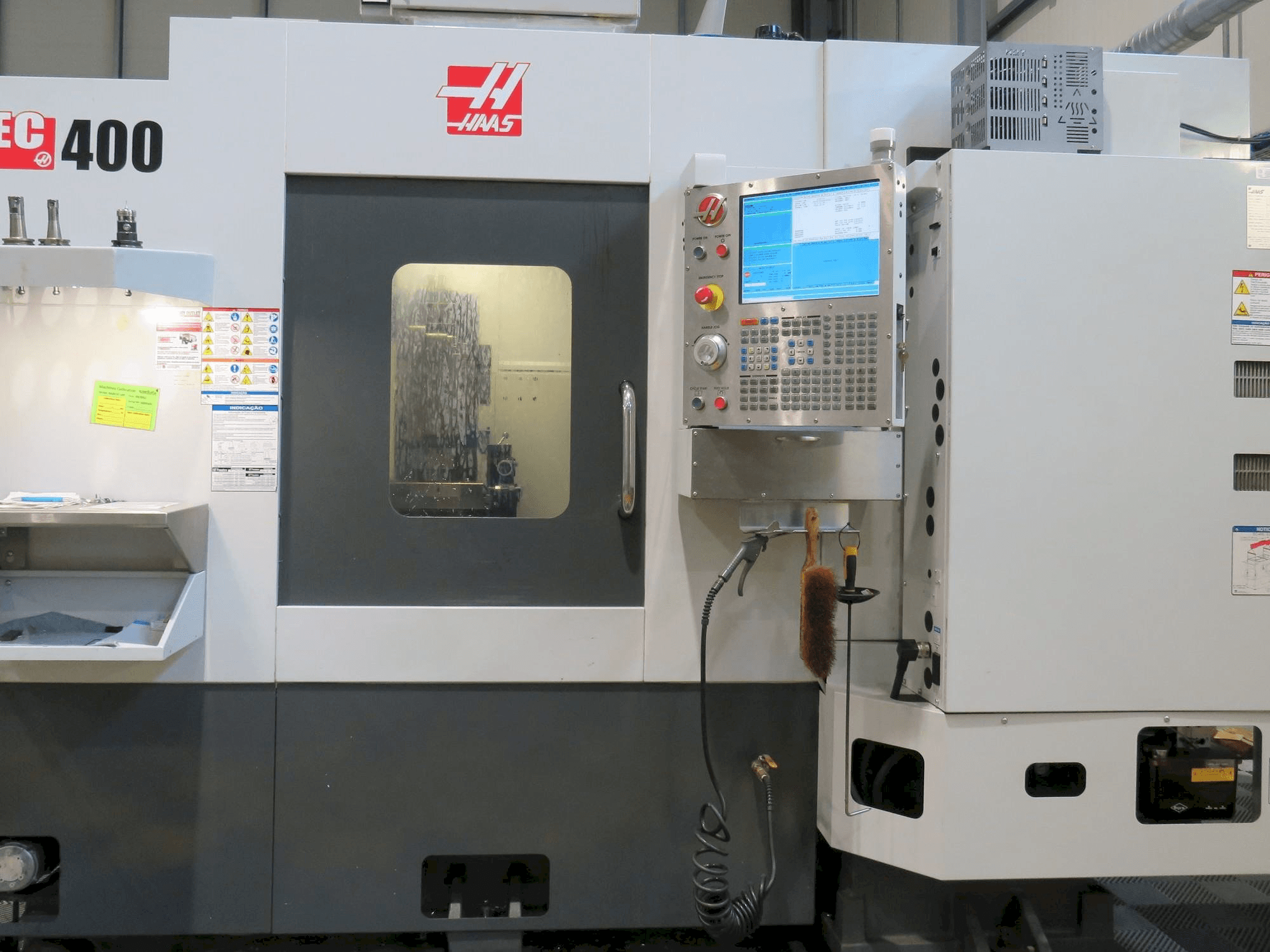 Koneen HAAS EC-400 etunäkymä