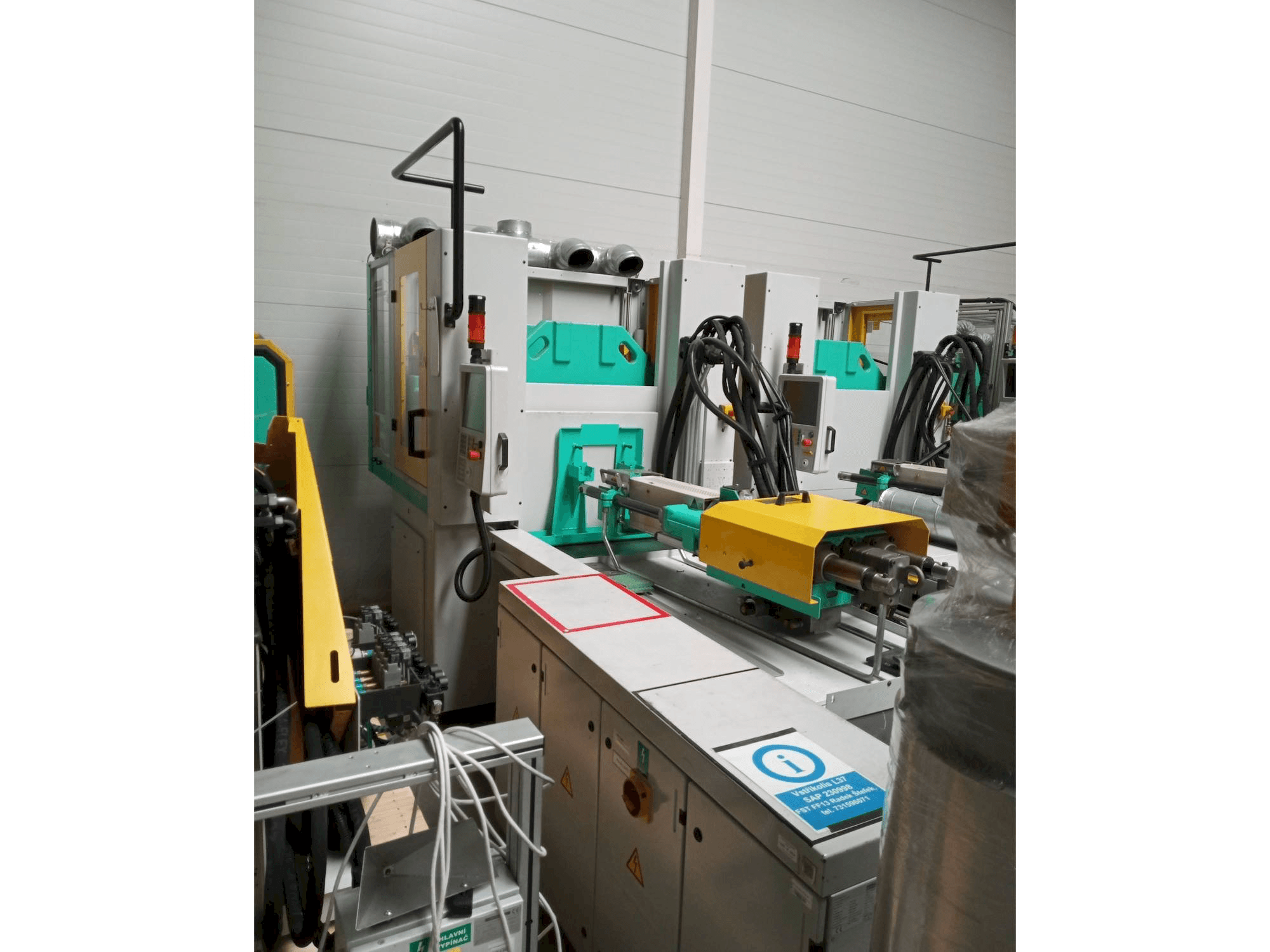 Koneen Arburg Allrounder 1200T-800-170 etunäkymä