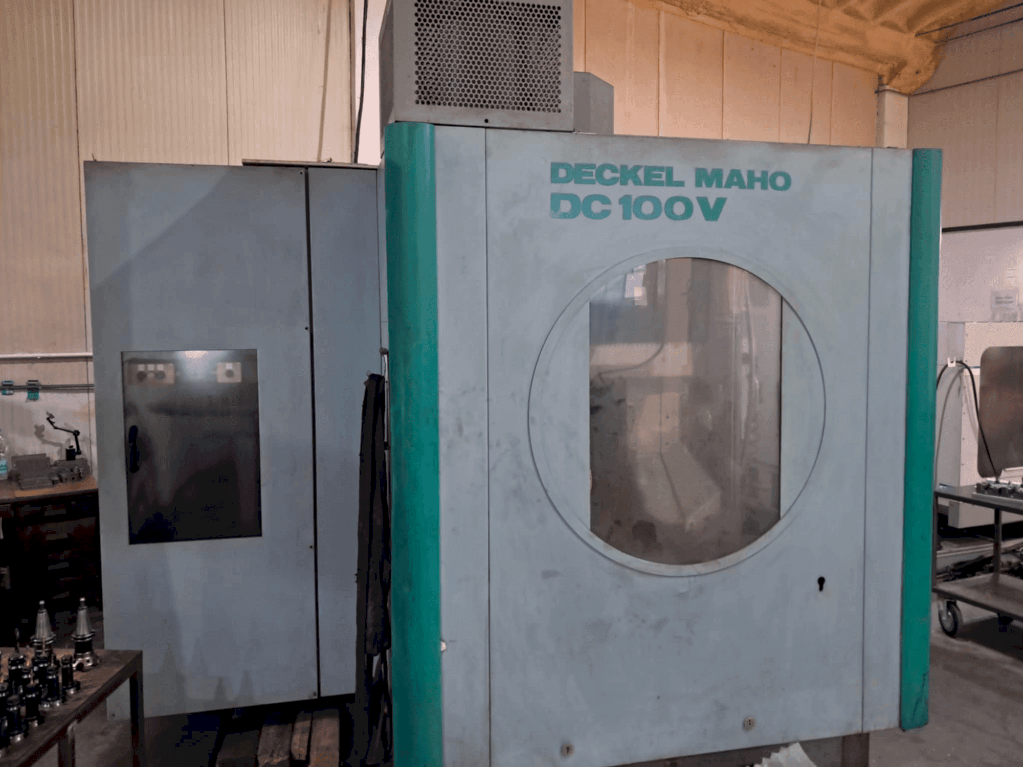 Koneen DECKEL MAHO DC 100V etunäkymä