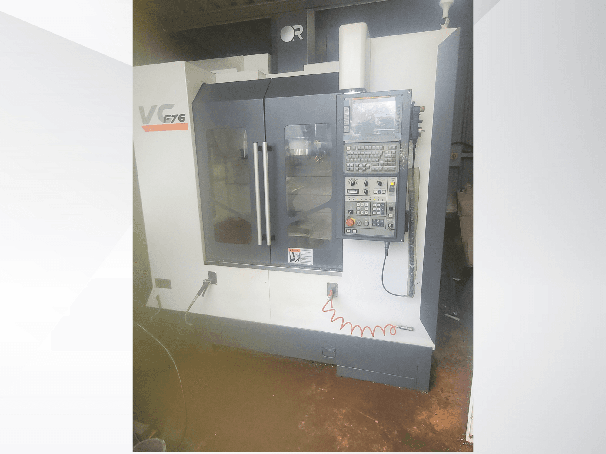 Pystytyöstökeskus, merkki VC, malli F76; etukuva, jossa näkyy ohjauspaneeli ja lasiovet.
