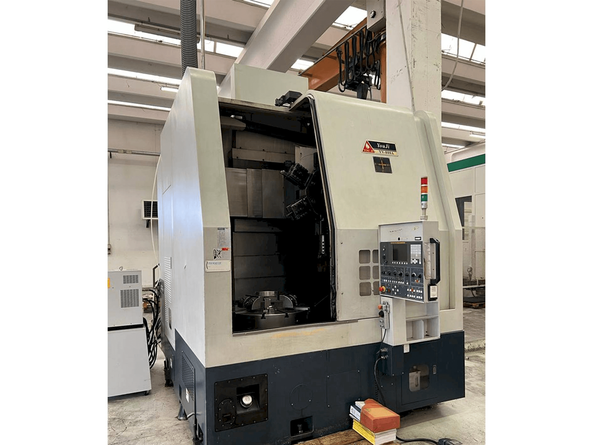 Koneen YOU JI YV-800A etunäkymä