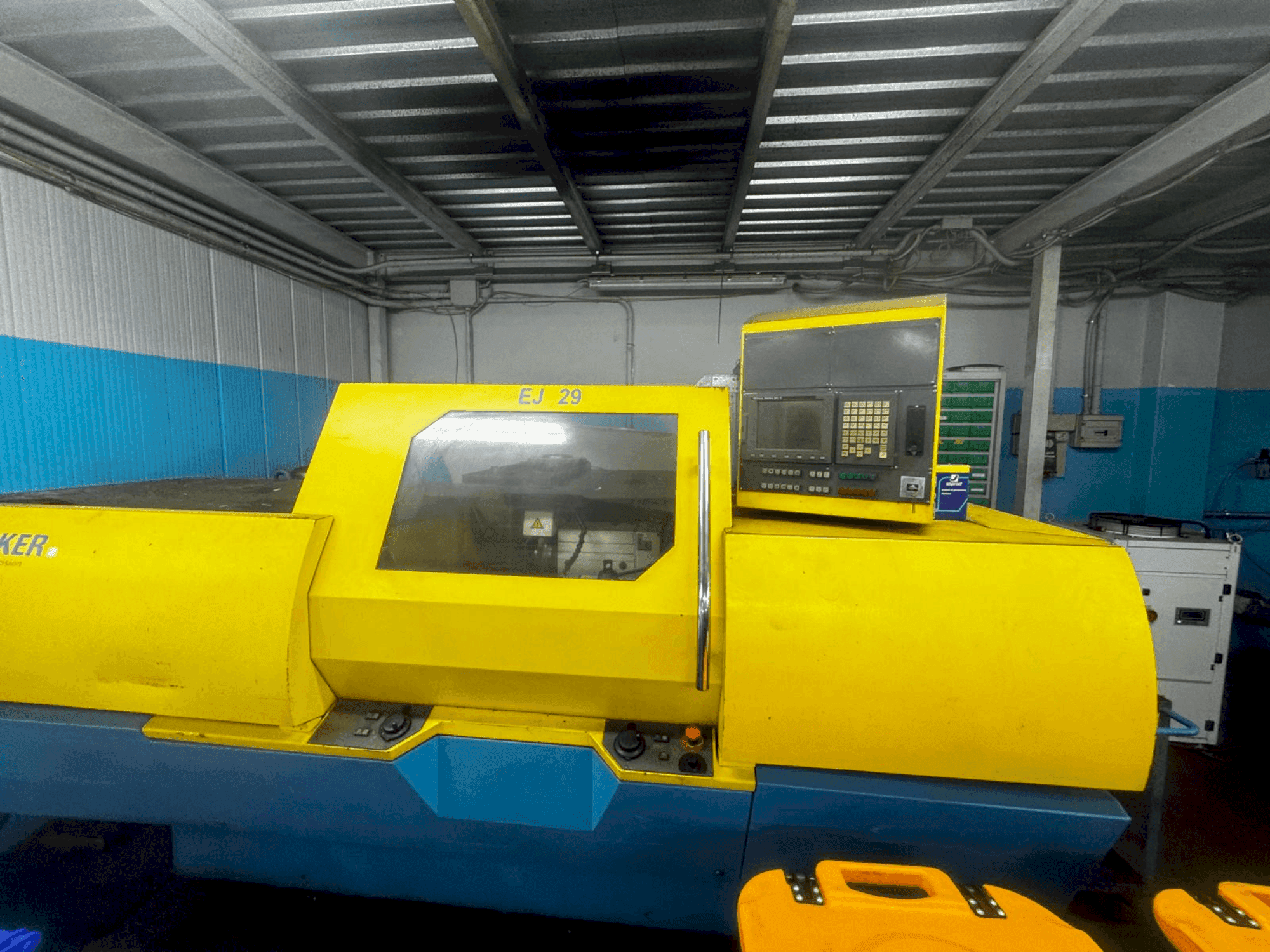 Koneen JUNKER EJ 29 CNC etunäkymä