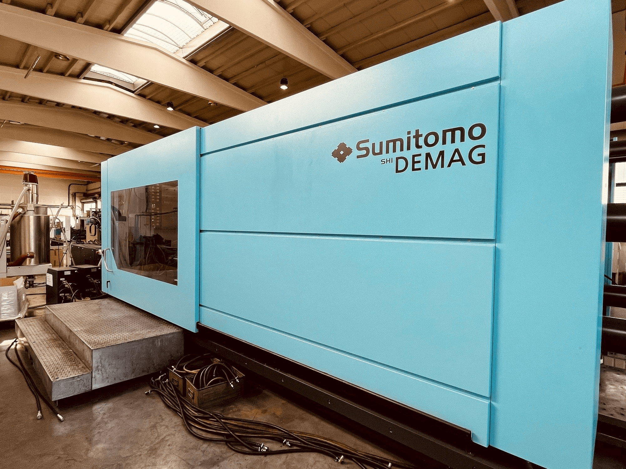 Koneen Sumitomo Demag Systec 1300 1500-9500 Servo etunäkymä