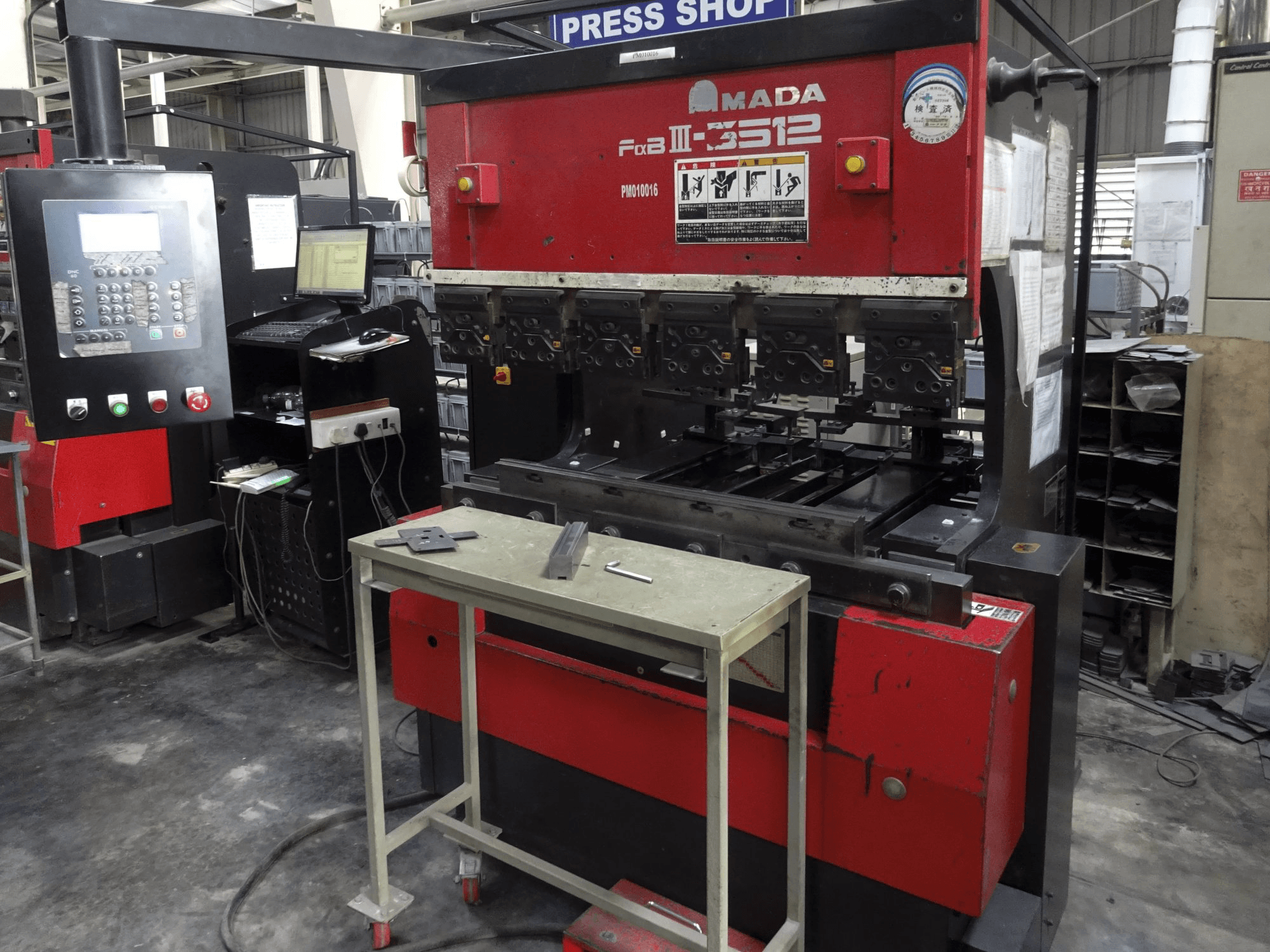 Koneen AMADA oikea näkymäFBD 3512 LD