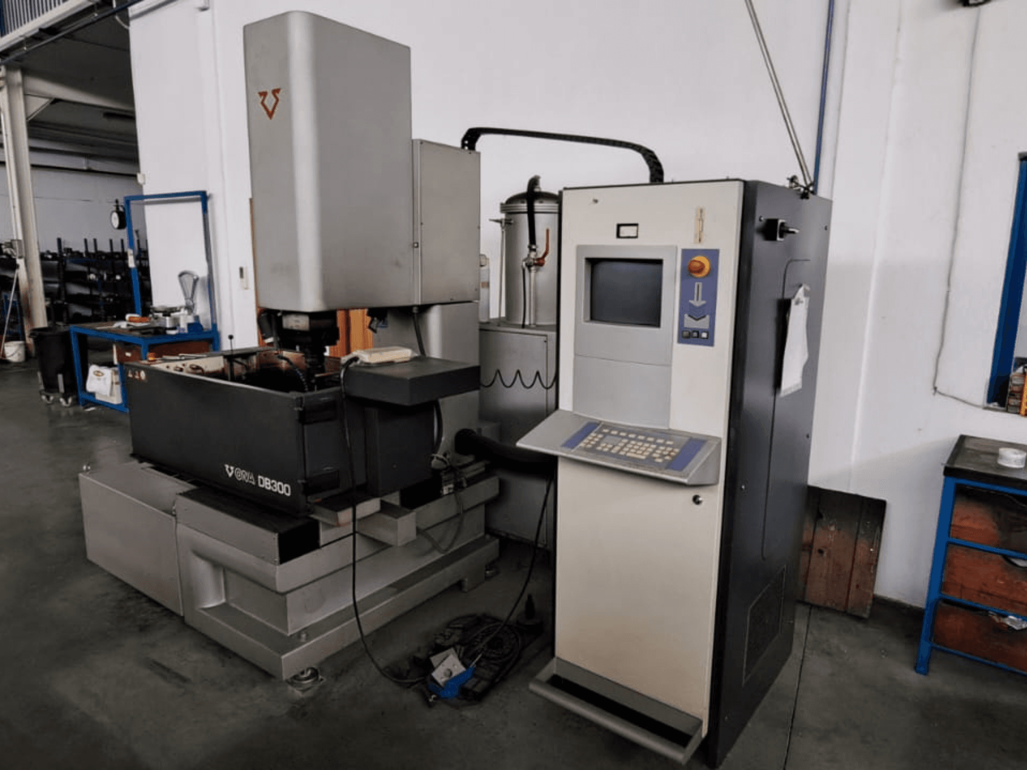 Senkkipuristussorvauskone ONA DB300, etukuva; ohjauspaneeli, työkappaleen pidike ja teollisen muotoilun elementit.