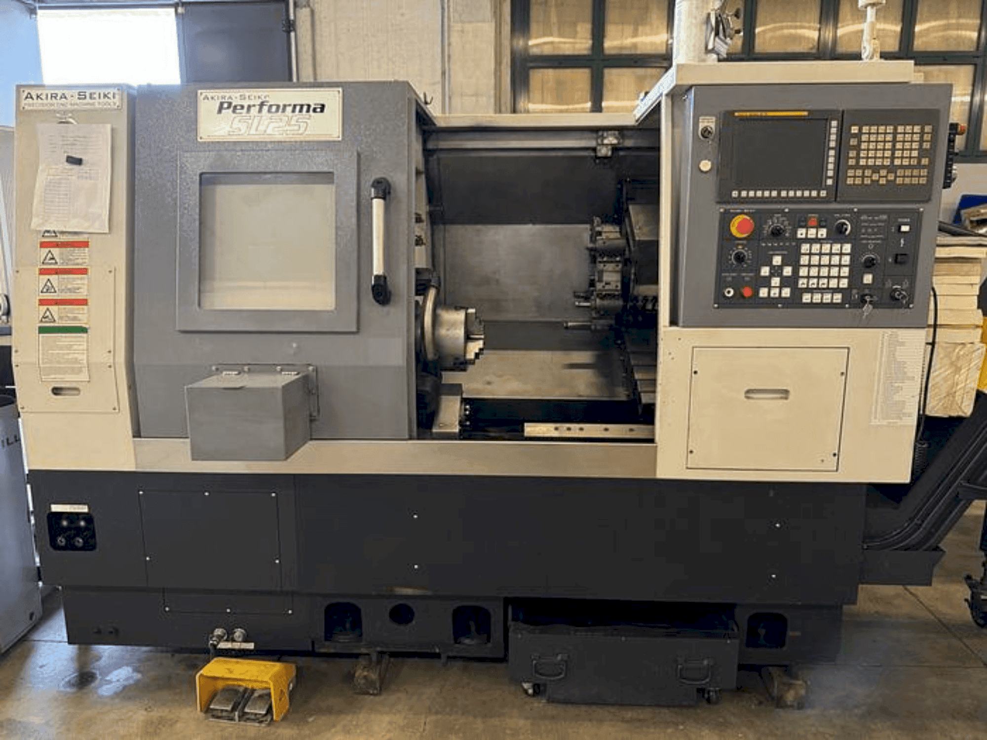 Koneen Akira Seiki Performa SL25 etunäkymä
