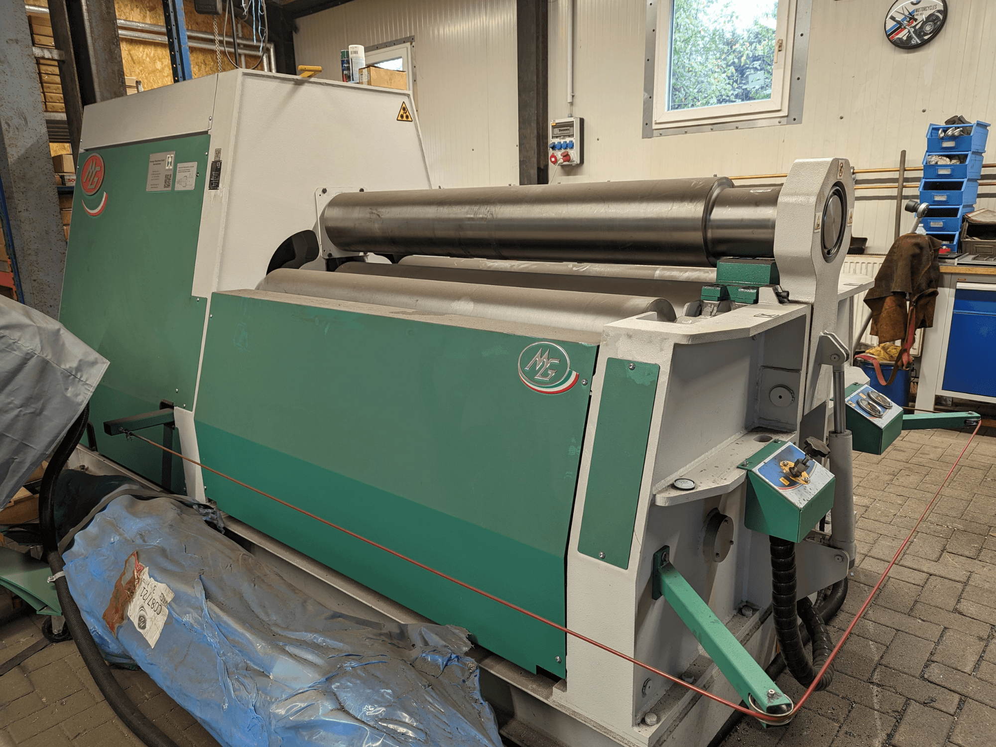 MG-rullataivutuskone malli MG4R1520C, vihreä ja harmaa, sivukuva, jossa on kolme metallirullaa ja ohjauspaneelit.