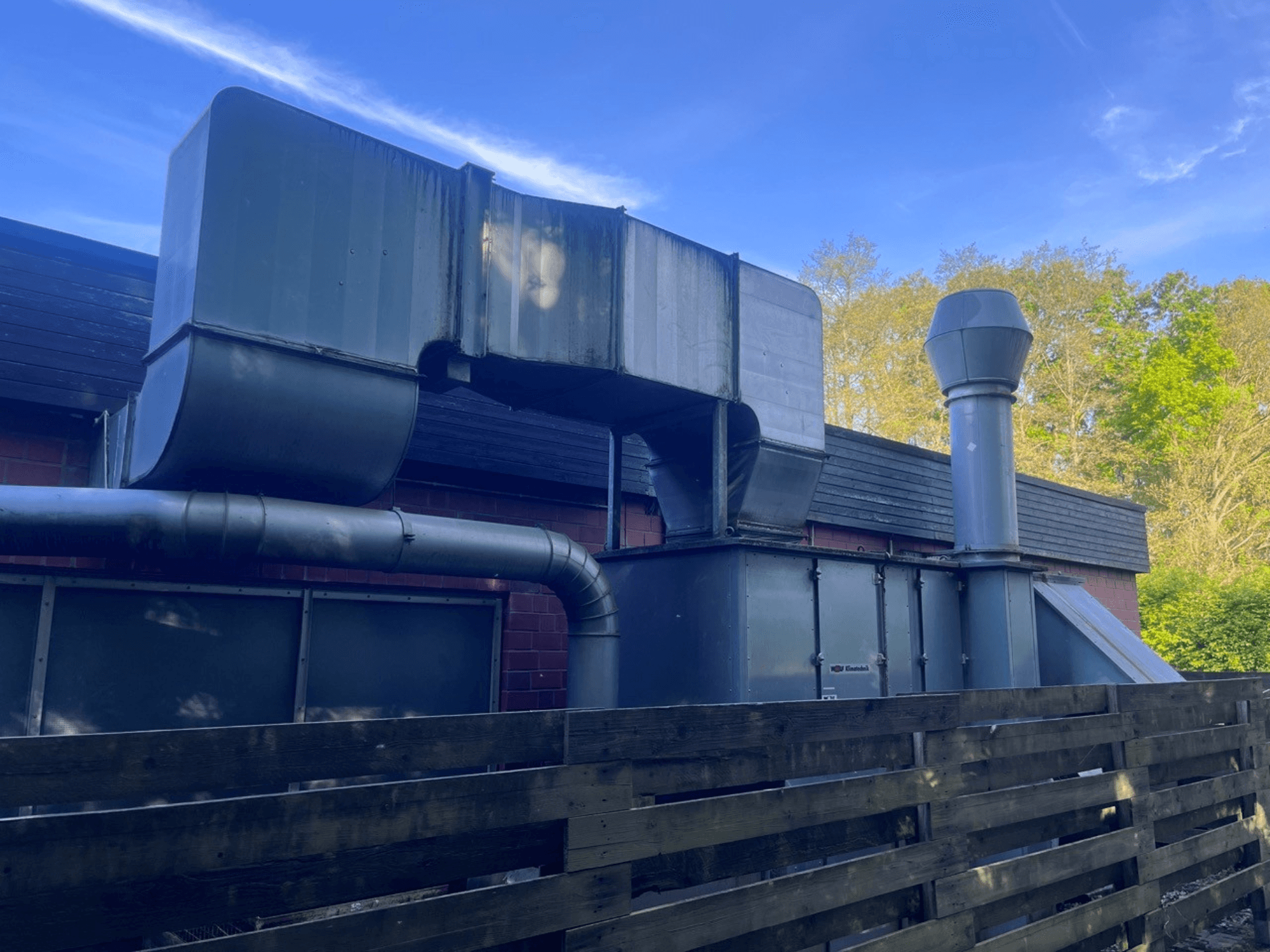 Teollisuuden ilmanvaihtojärjestelmä, jossa on metalliset kanavat, sivukuva; sisältää neliönmuotoisen ja lieriömäisen savupiipun, vihreä viimeistely.