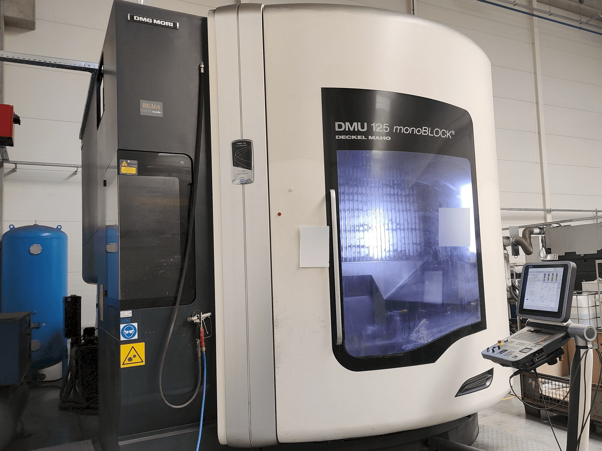 Koneen DMG MORI DMU125 monoBLOCK etunäkymä