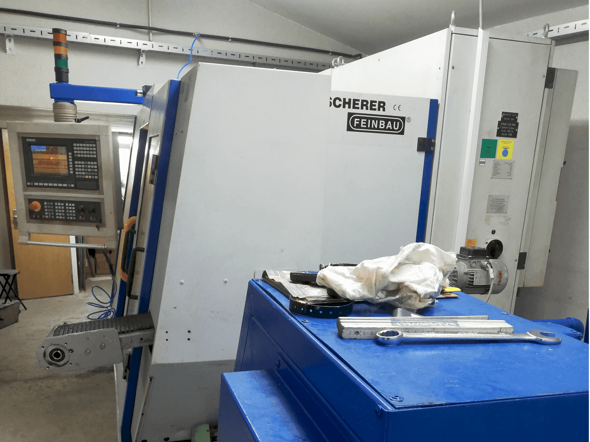 Koneen Scherer - Feinbau CNC244/2 etunäkymä