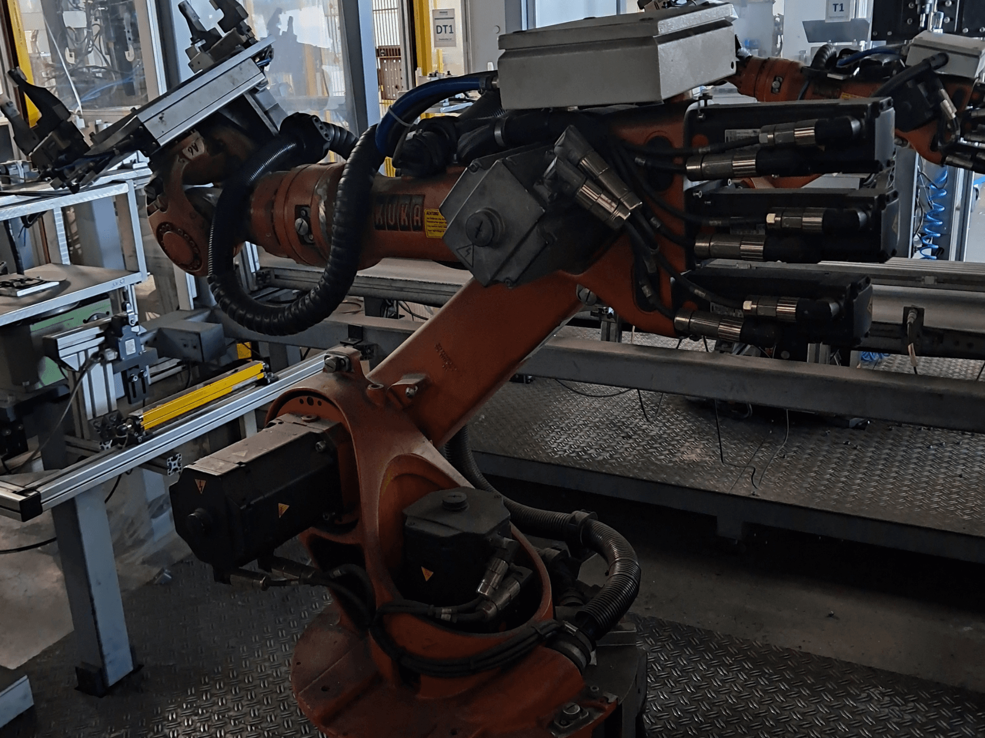 KUKA KR 16-2 -robottivarsi KRC 4 -ohjainyksiköllä, sivulta katsottuna; kuvassa näkyvät nivelet ja hydrauliikkaliitännät.