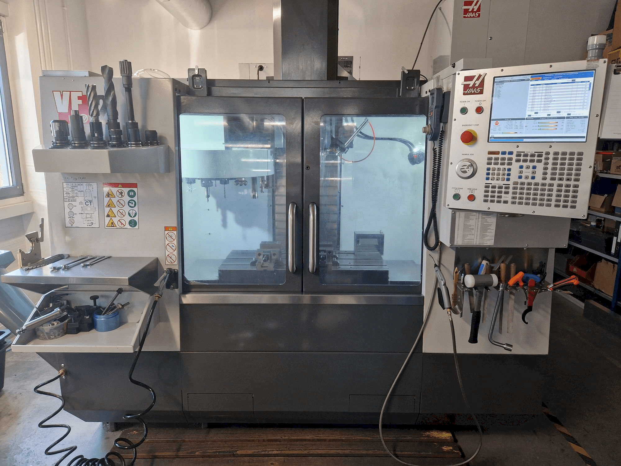 Koneen HAAS VF-2 etunäkymä