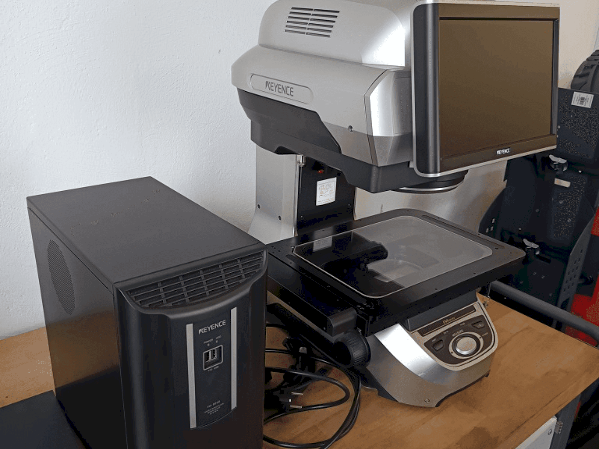 Koneen KEYENCE 8030T etunäkymä