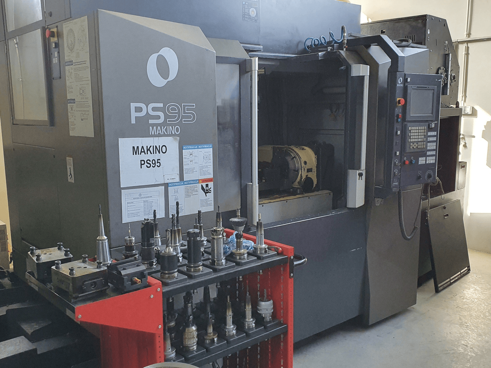 Koneen Makino PS95 etunäkymä