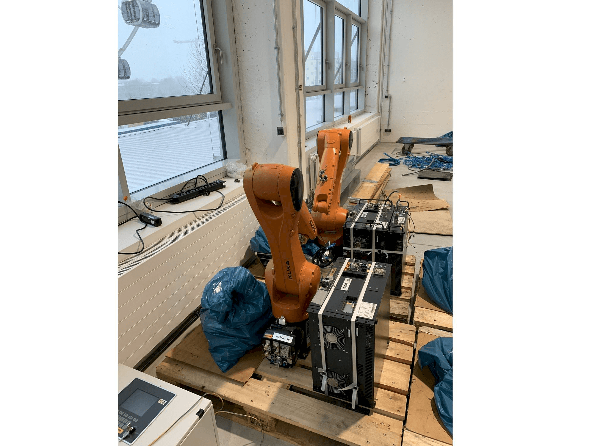 Koneen KUKA KR10 R1100 etunäkymä