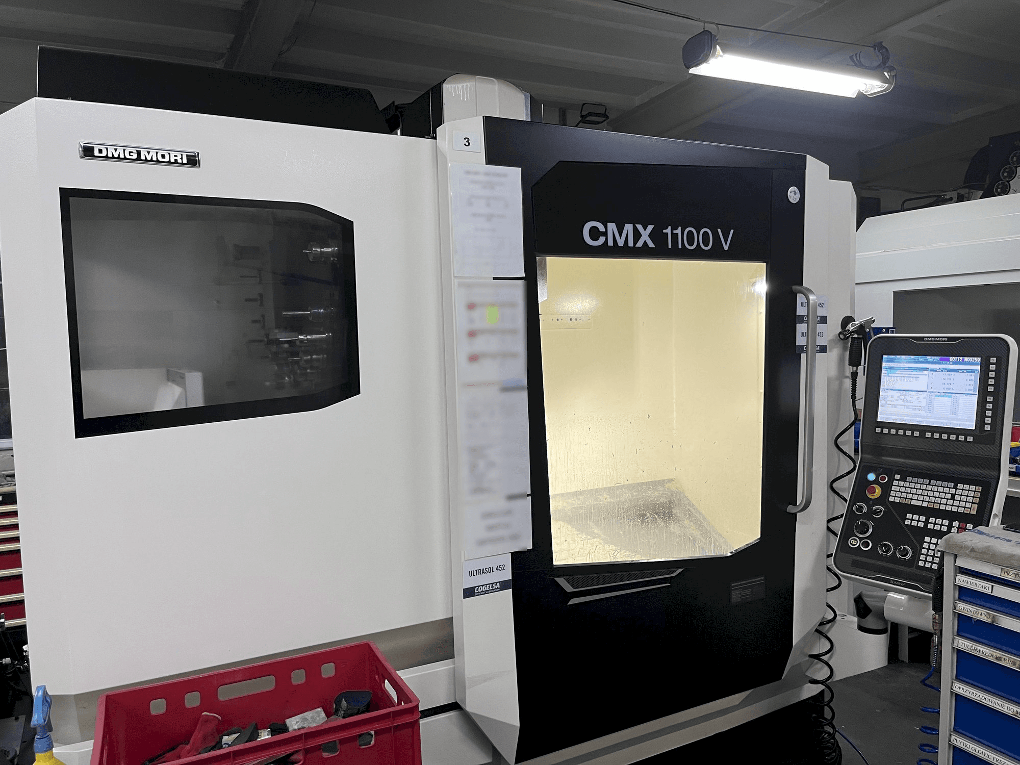 Koneen DMG MORI CMX 1100 V vasemman sivun näkymä