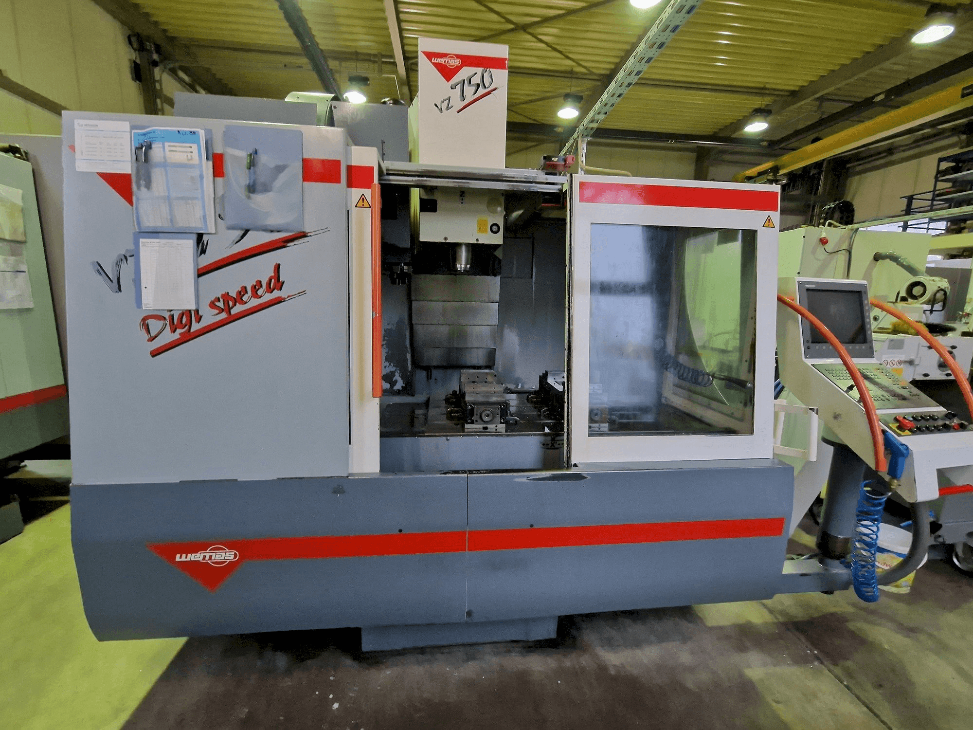 Koneen WEMAS VZ 750 etunäkymä