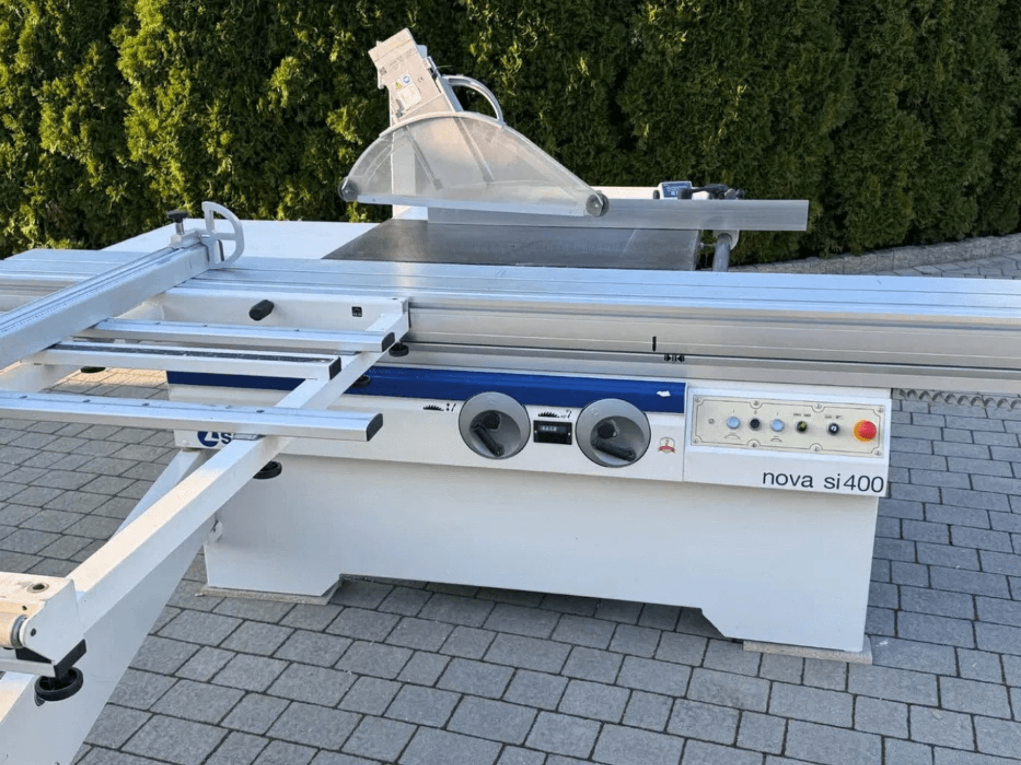 SCM NOVA 400 -pyörösaha edestä katsottuna; kuvassa näkyvät sahanterä, ohjauspaneeli ja vankka metallirunko.