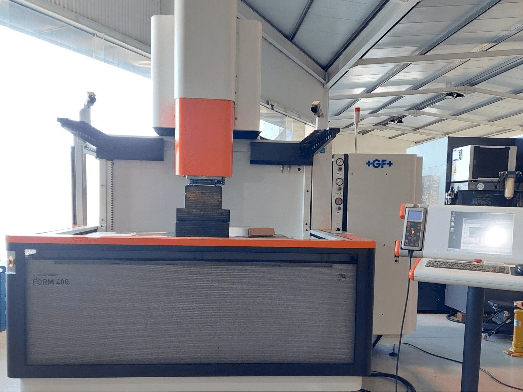 Koneen AgieCharmilles FORM 400 etunäkymä