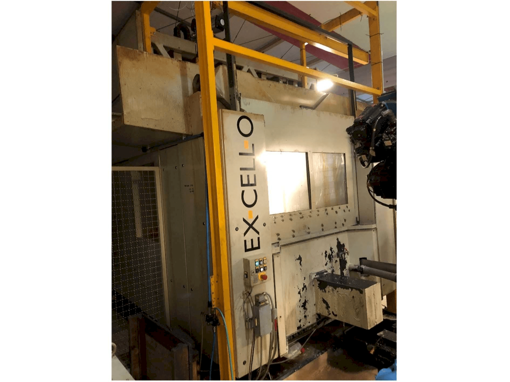 Koneen EXCELLO XHC 242 etunäkymä