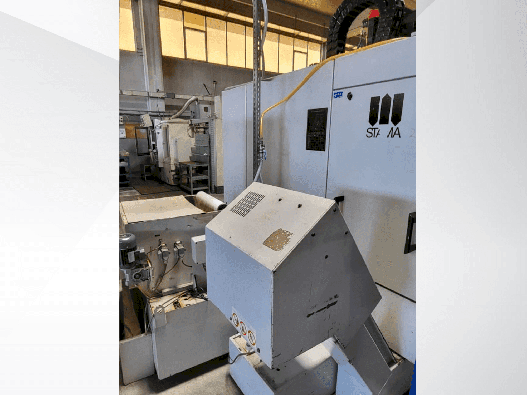 Koneen STAMA MC325 etunäkymä