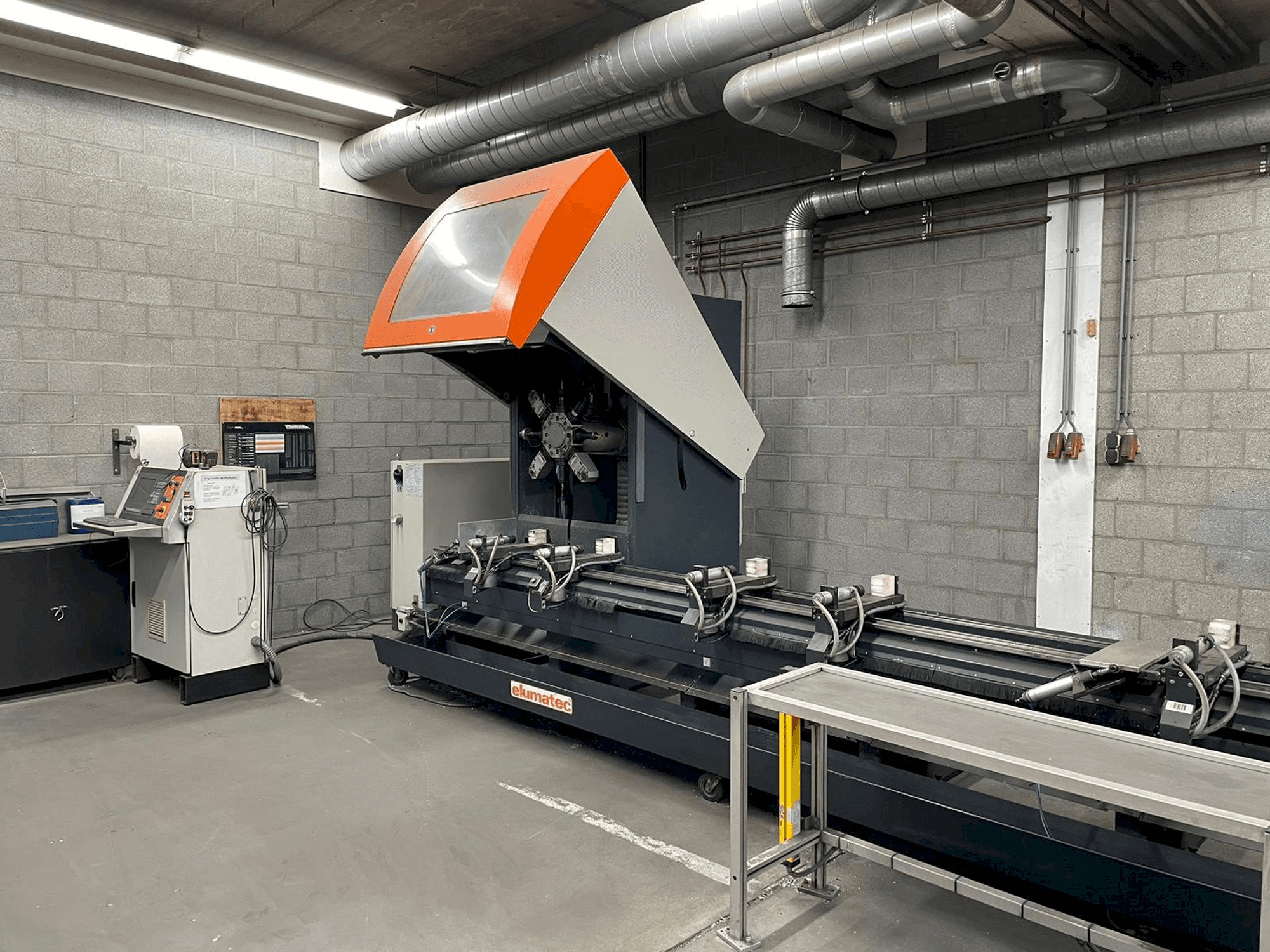 Koneen Elumatec RBF 8 etunäkymä