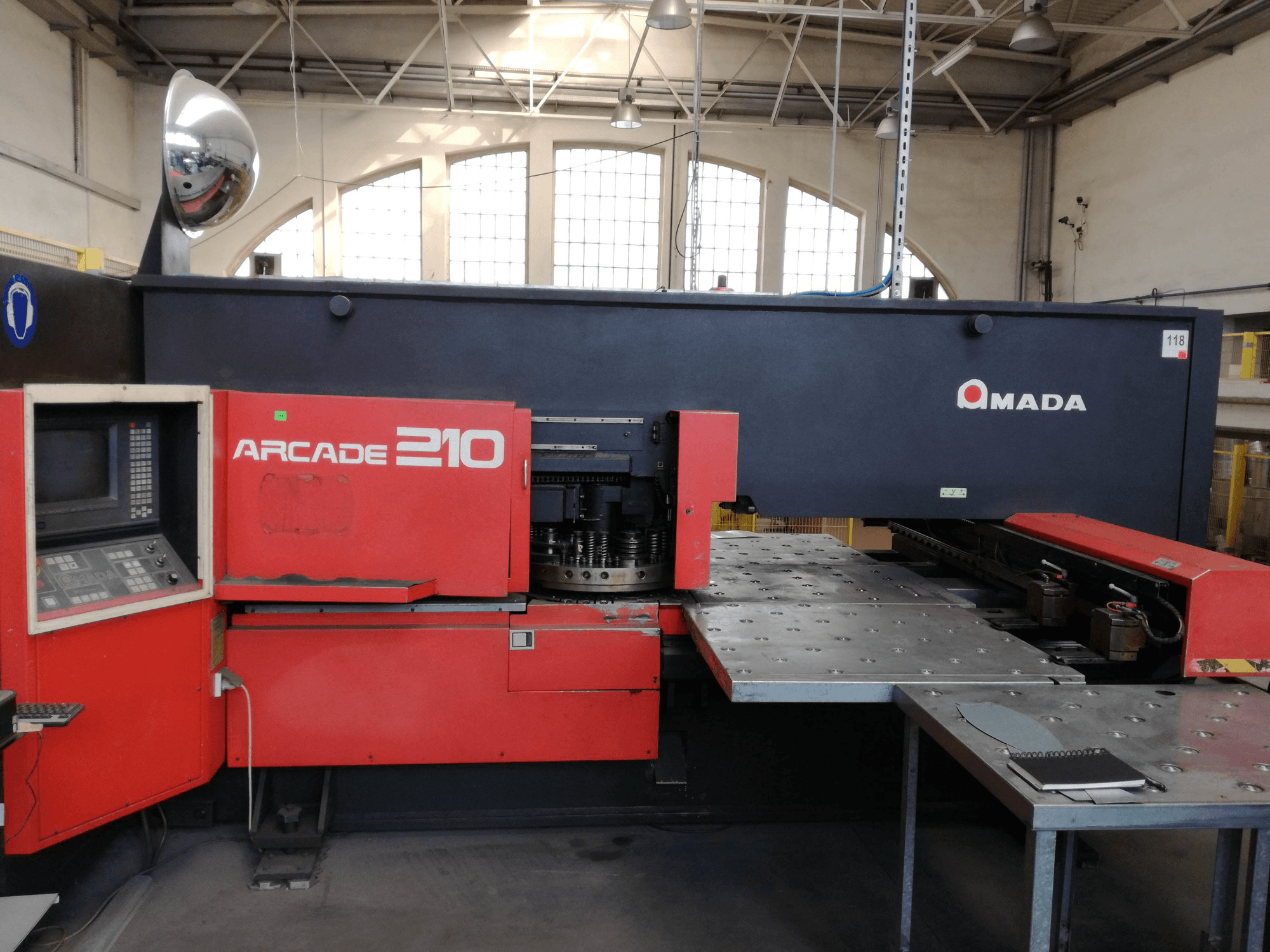 Koneen AMADA etunäkymäARCADE 210