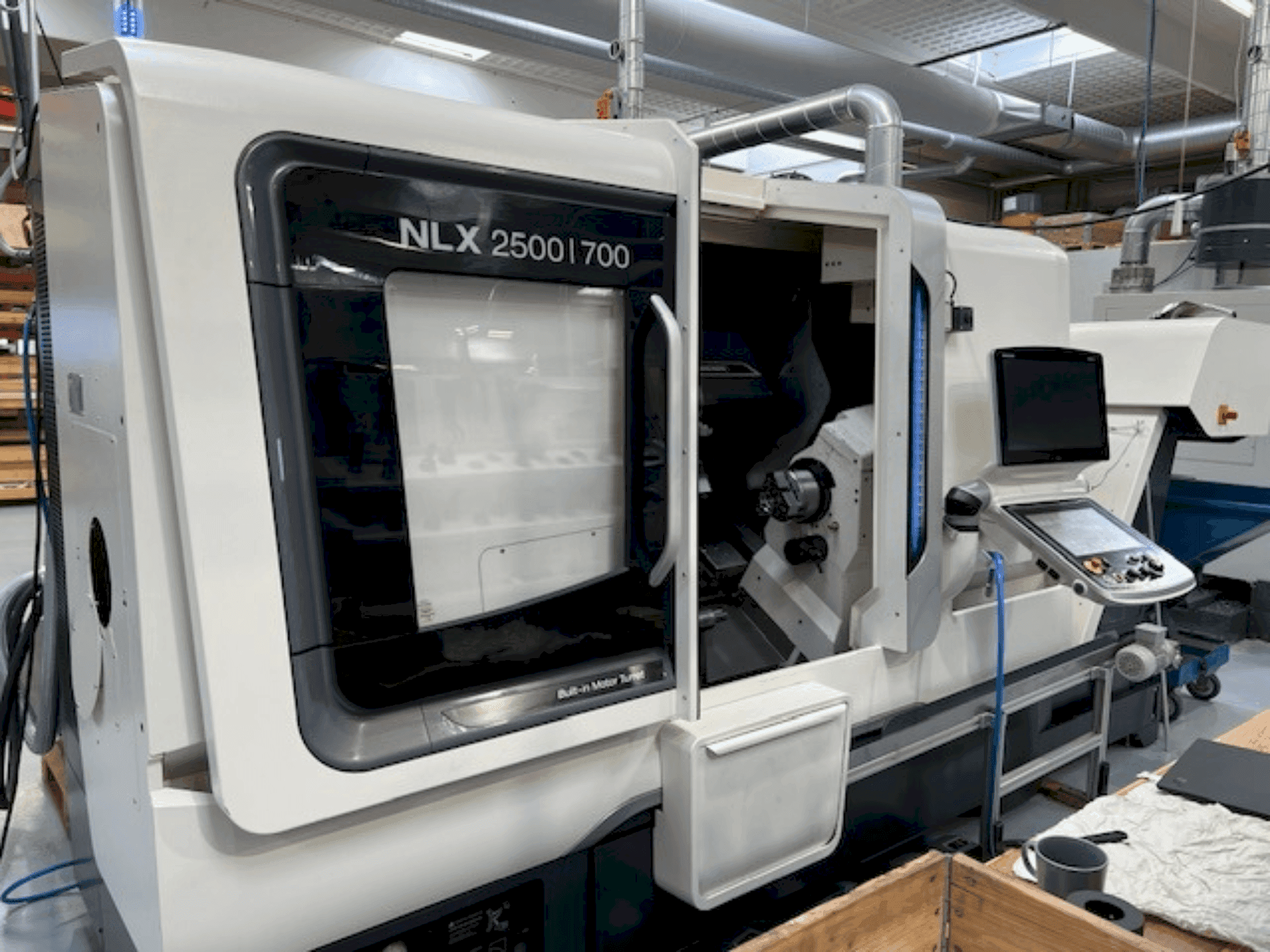 Koneen DMG MORI NLX2500SY/700 etunäkymä