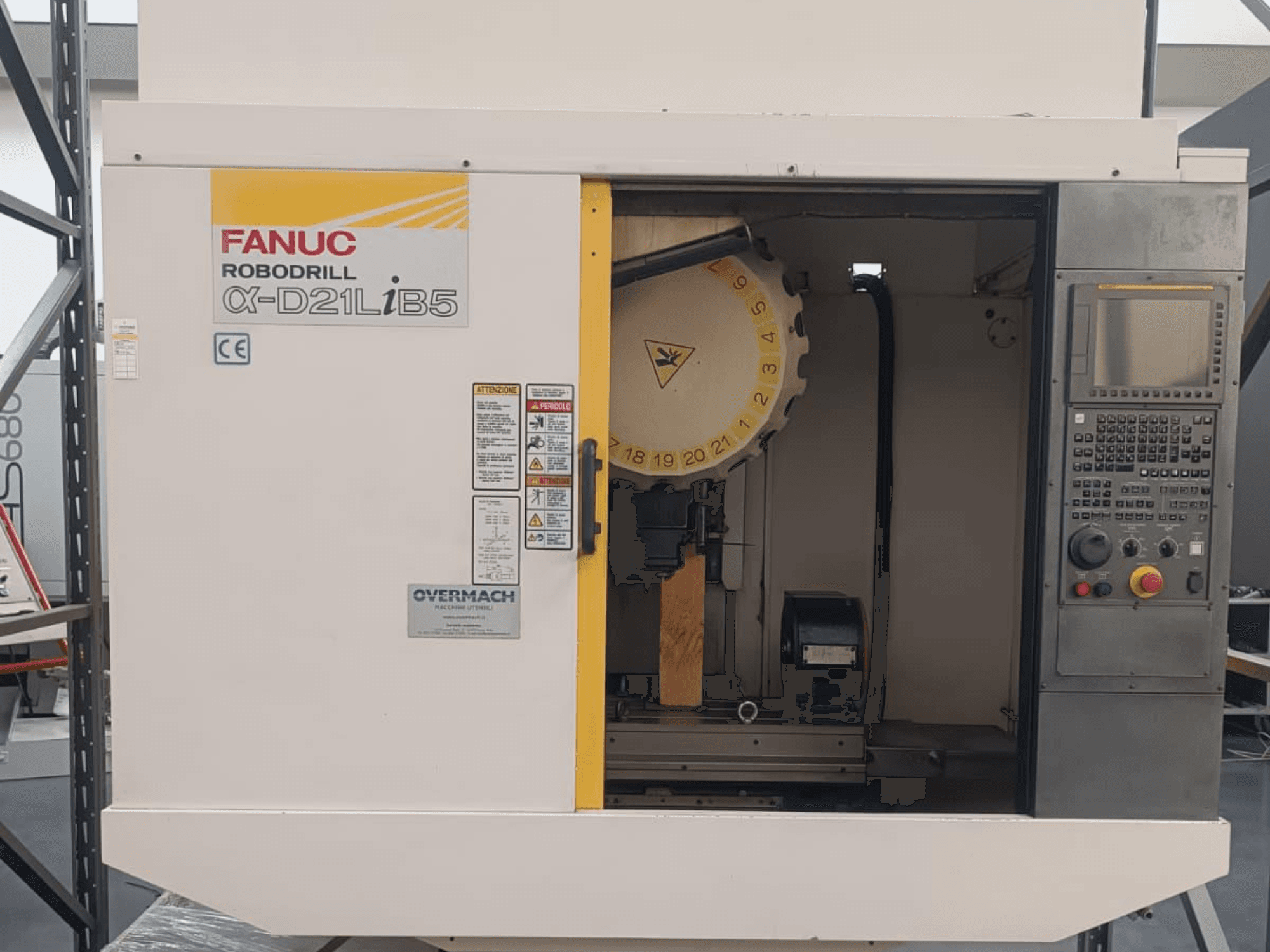 FANUC Robodrill α-D21LiB5, etukuva; CNC-kone, jossa työkalunpidin, ohjauspaneeli ja turvavaroitukset näkyvissä.