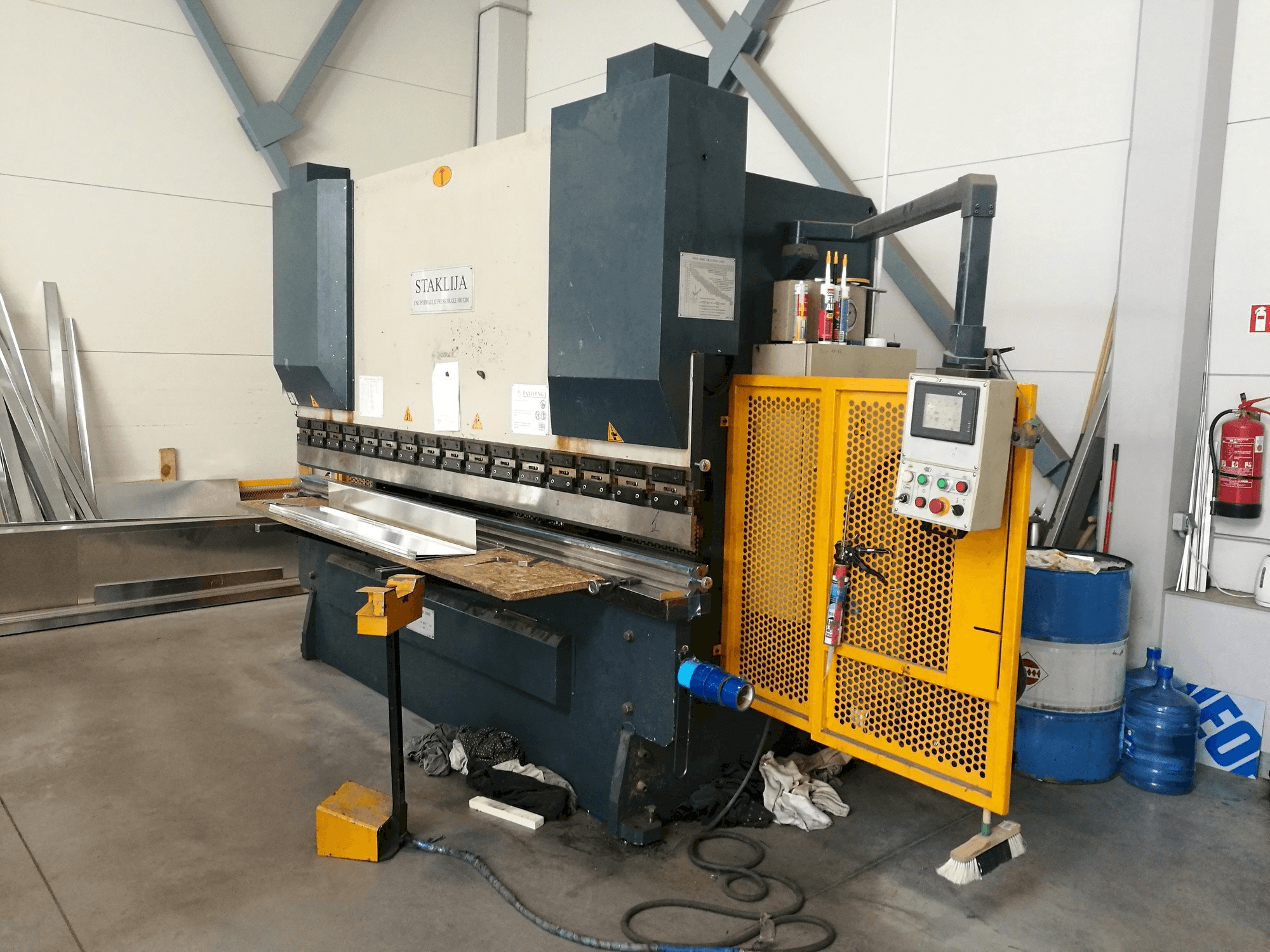 Koneen Staklija WC67K-100x3200 etunäkymä