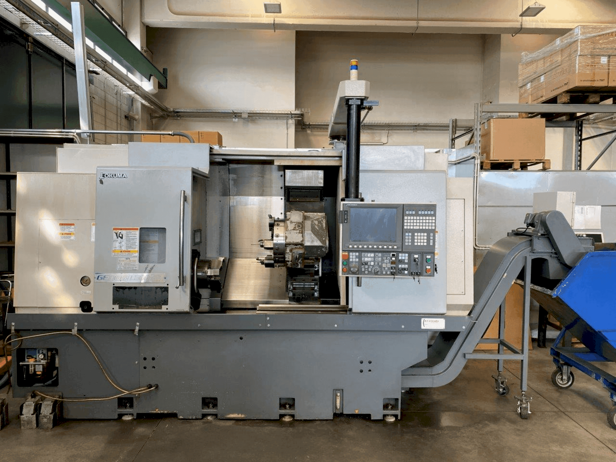 Koneen Okuma Genos L300E-MY etunäkymä