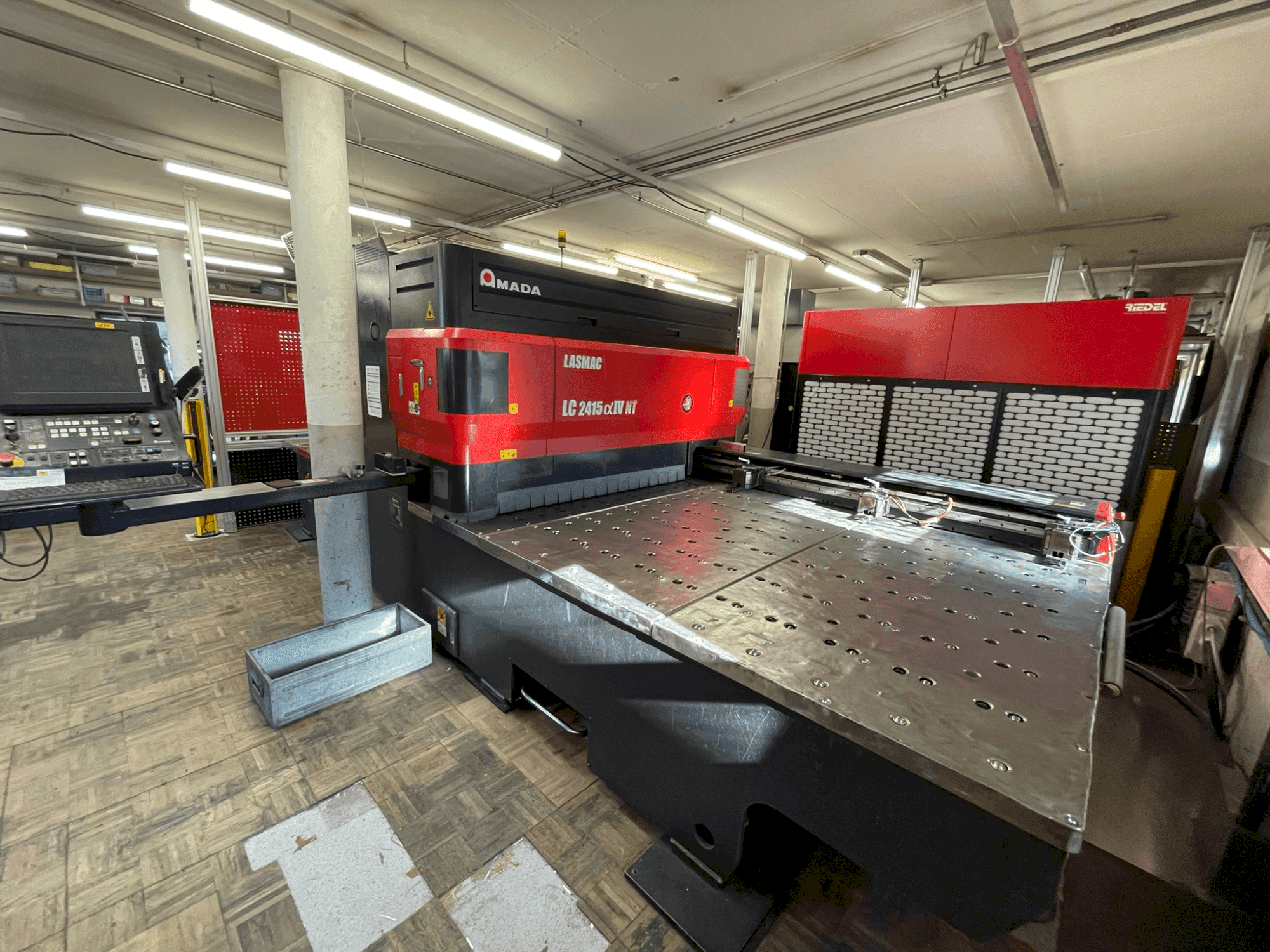 Koneen AMADA LC 2415 α-IV NT etunäkymä