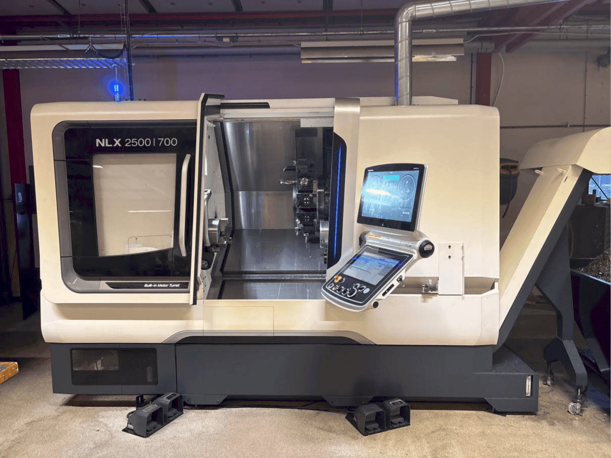 Koneen DMG MORI NLX 2500-700 SY etunäkymä