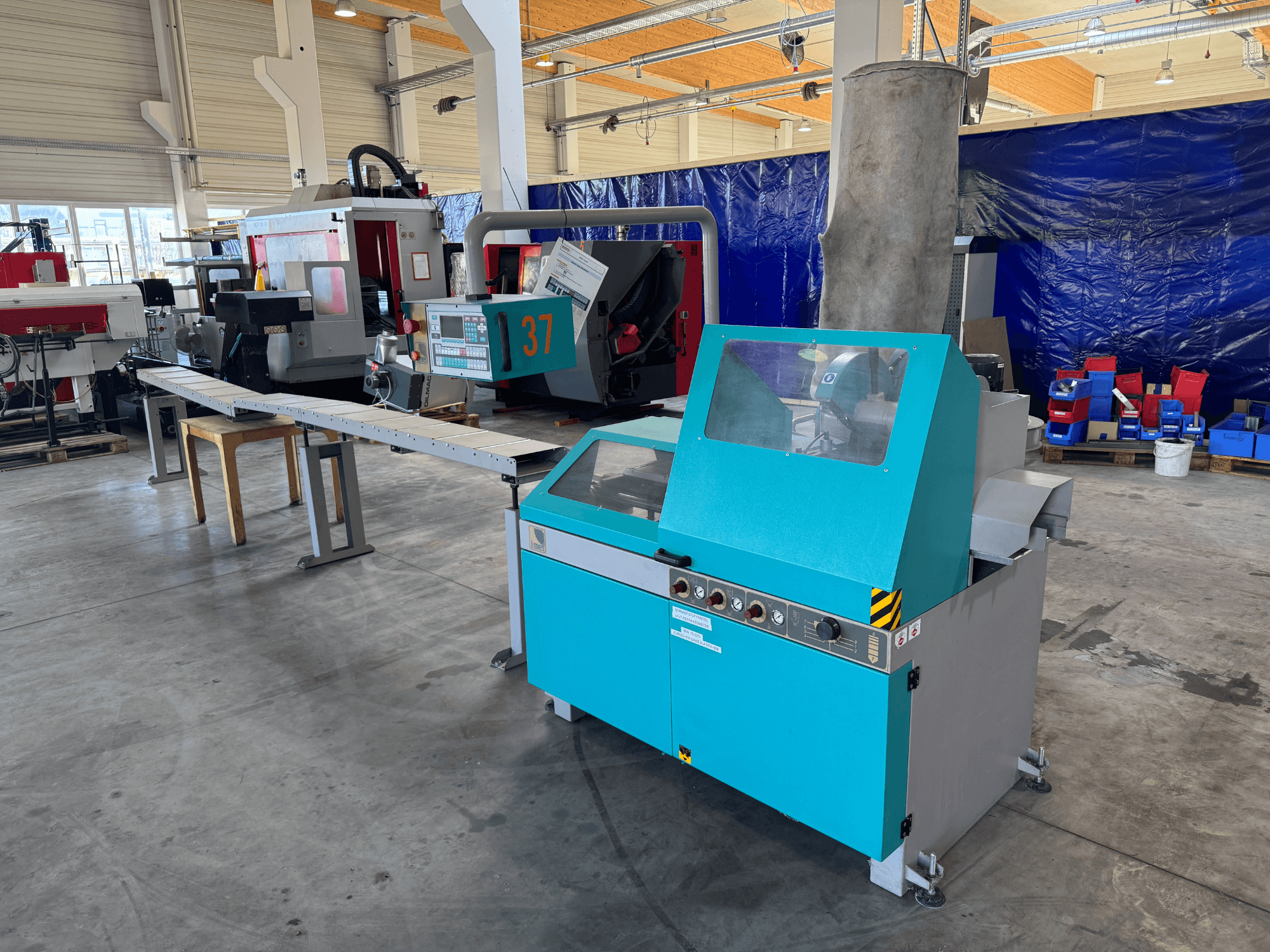 Imet VELOX 350 AF-ENC -metallipyörösaha työpajassa, etukuva, jossa näkyy ohjauspaneeli ja pölynpoistojärjestelmä.