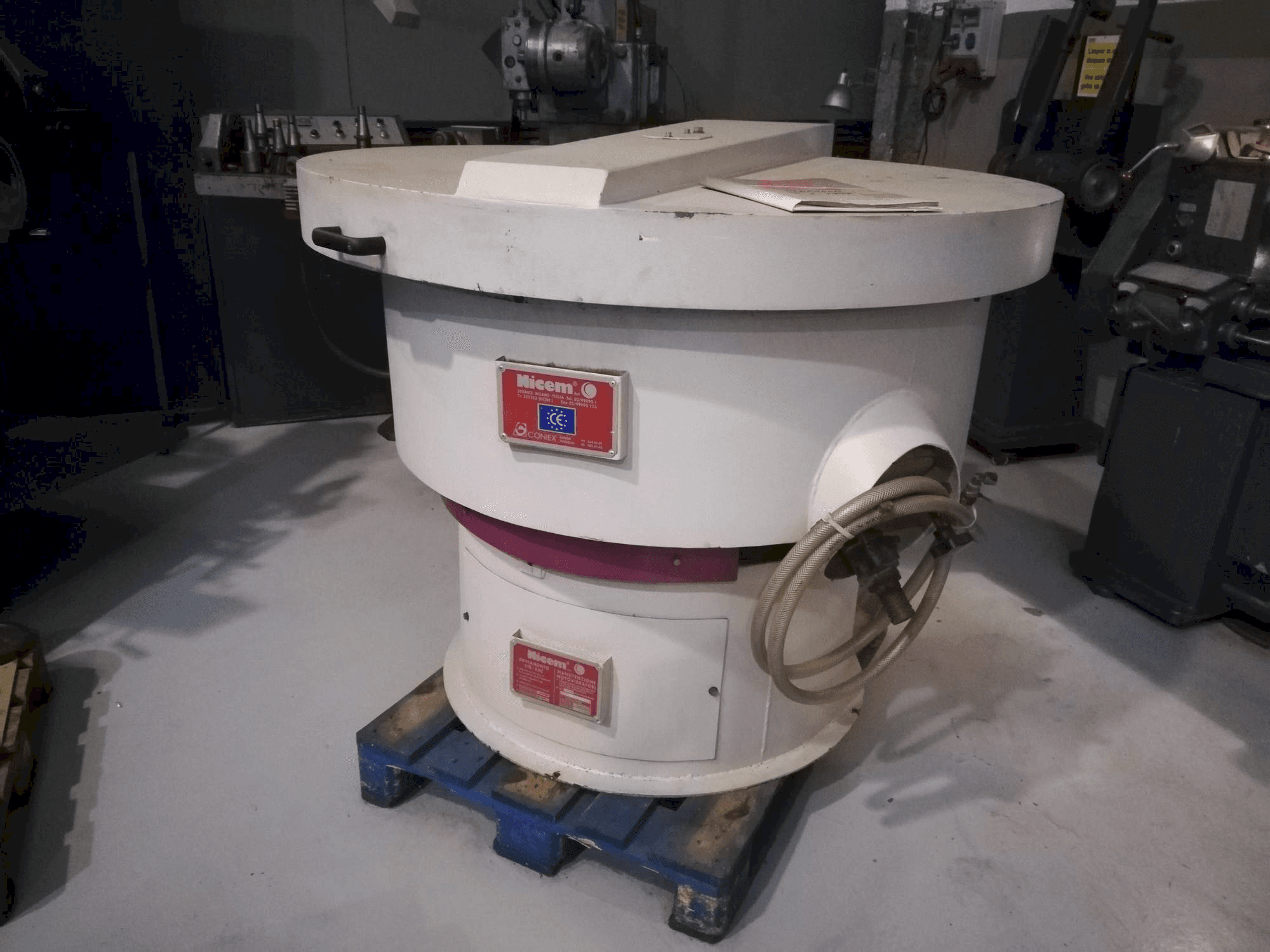 Koneen NICEM VIB 250 SM etunäkymä