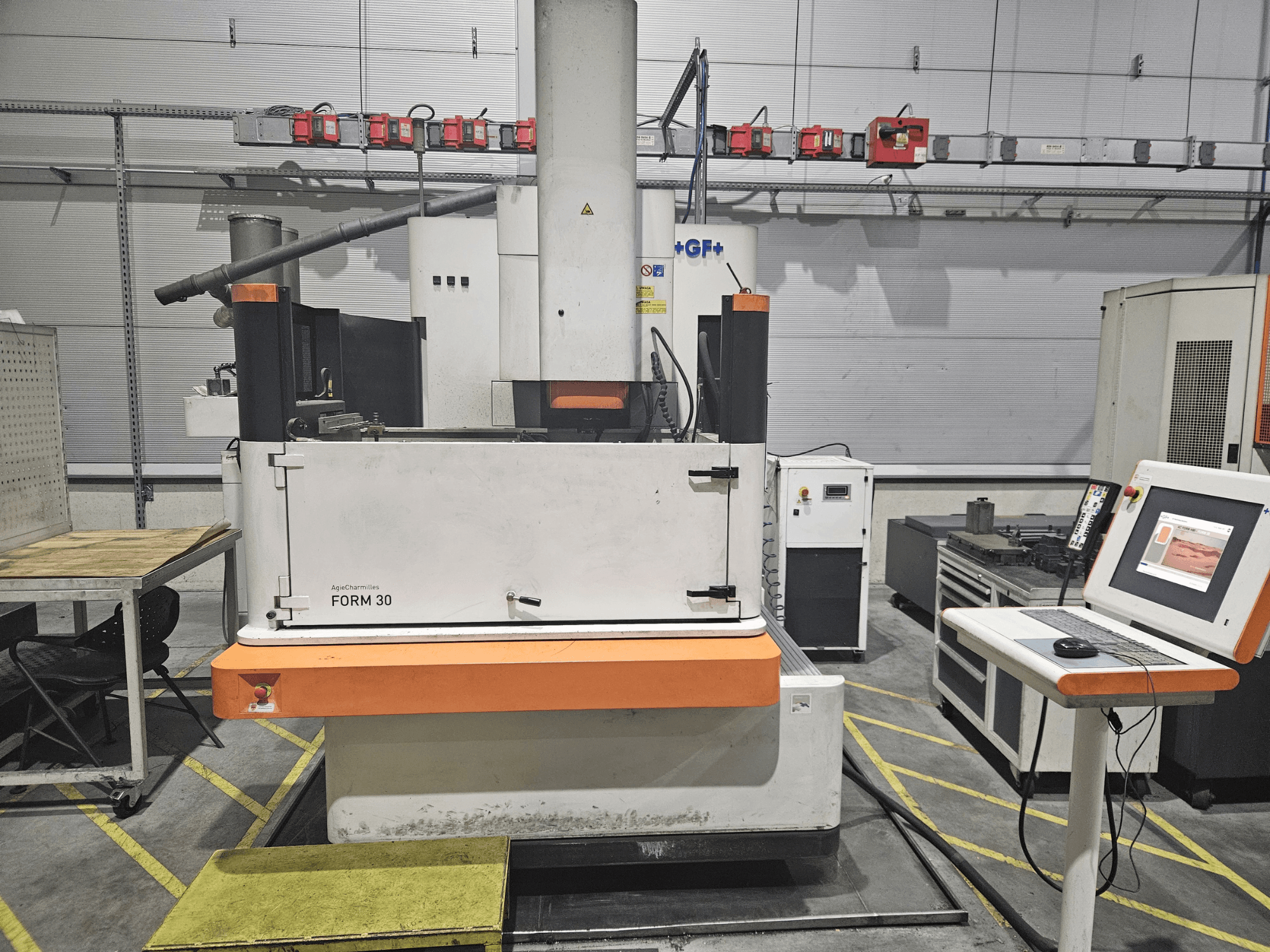 ApeqChemicals FORM 30 -kone työpajassa, etukuva, jossa ohjauspaneeli ja työpöytä sivussa.