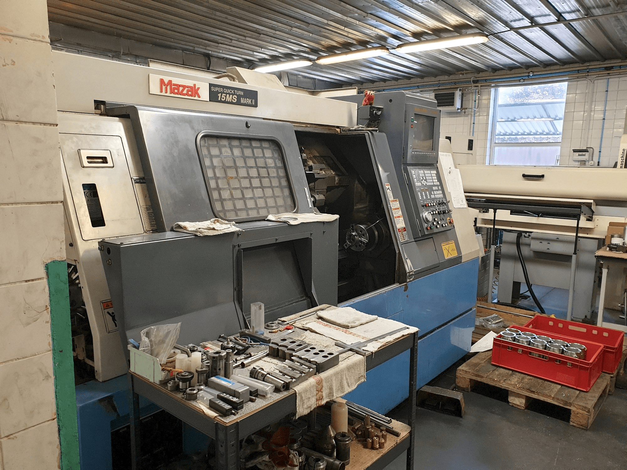 Koneen Mazak SQT 15MS etunäkymä