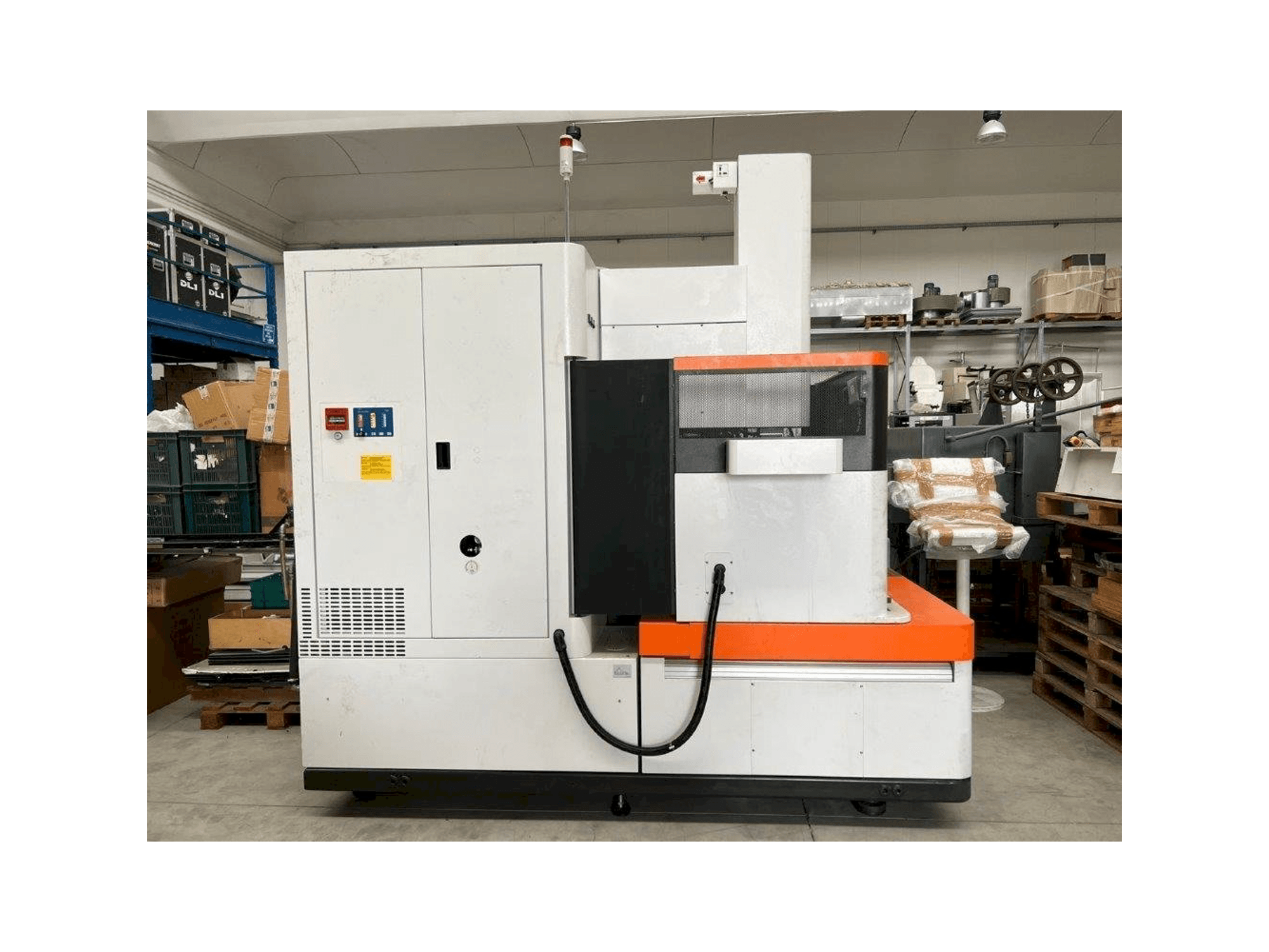 Koneen AgieCharmilles FORM 30 etunäkymä