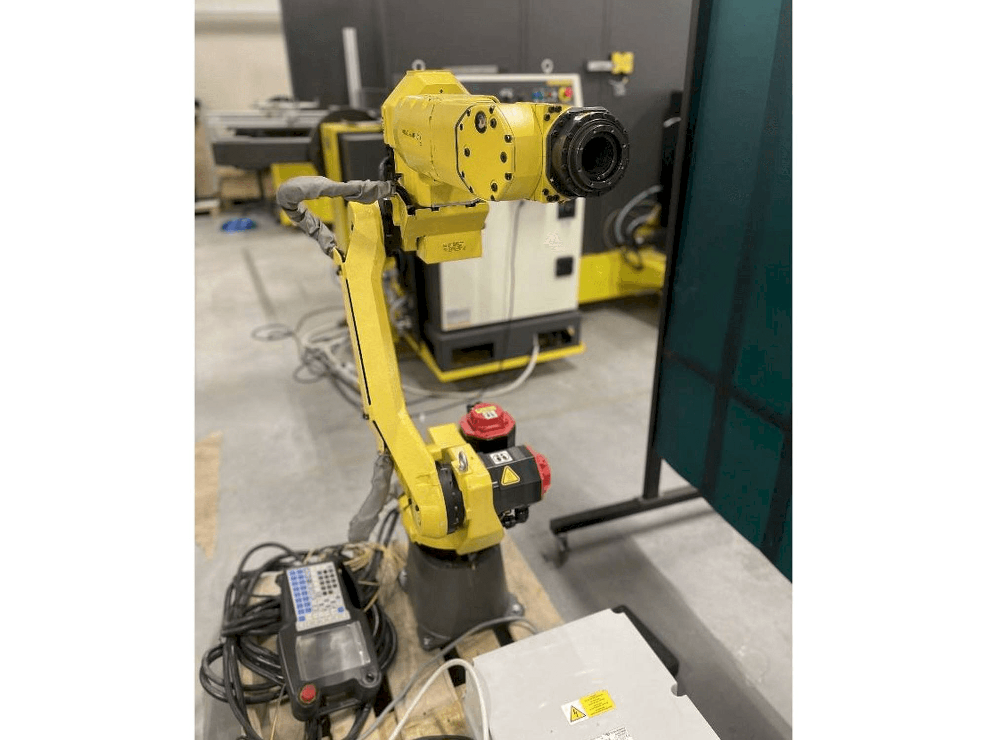 Koneen FANUC M10iA/12 etunäkymä