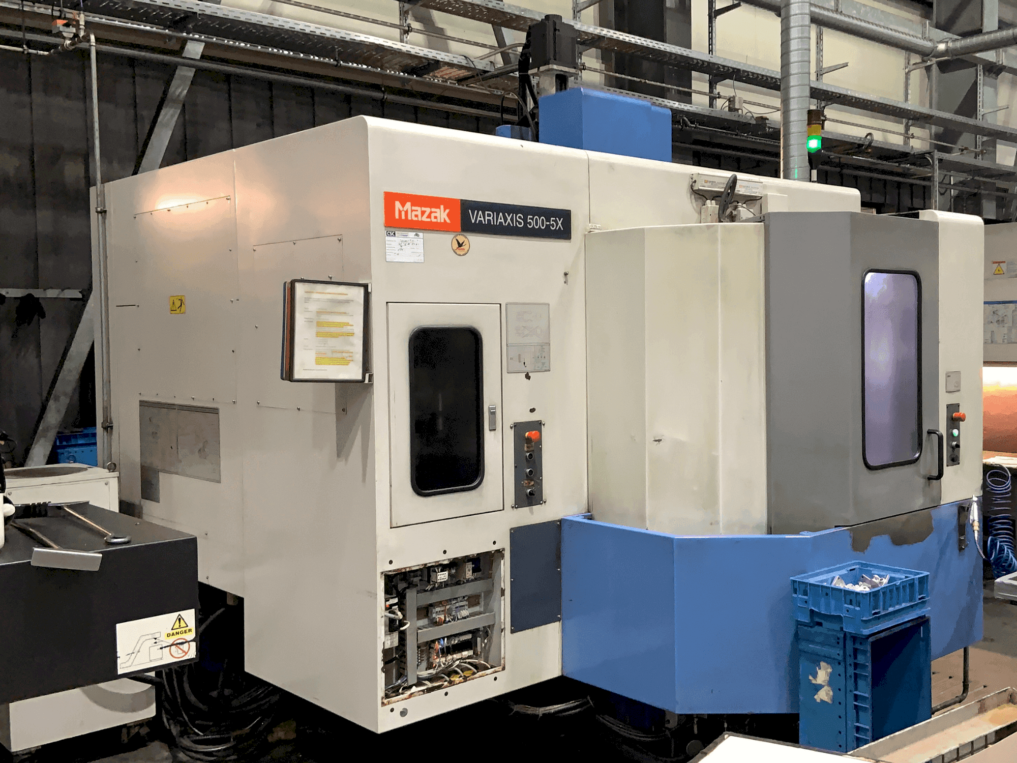 Koneen Mazak VARIAXIS 500 5X etunäkymä