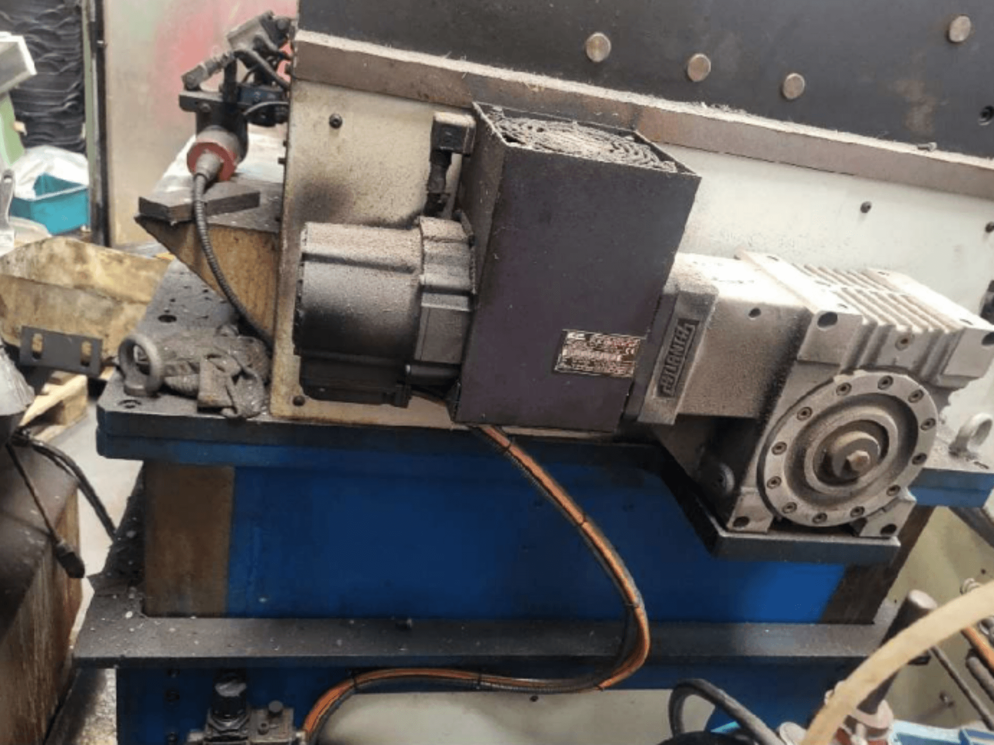 Mekaaninen leimauspuristin PRESSIX 160 CNR 6, sivukuva, jossa moottori ja liitännät sinisellä alustalla.