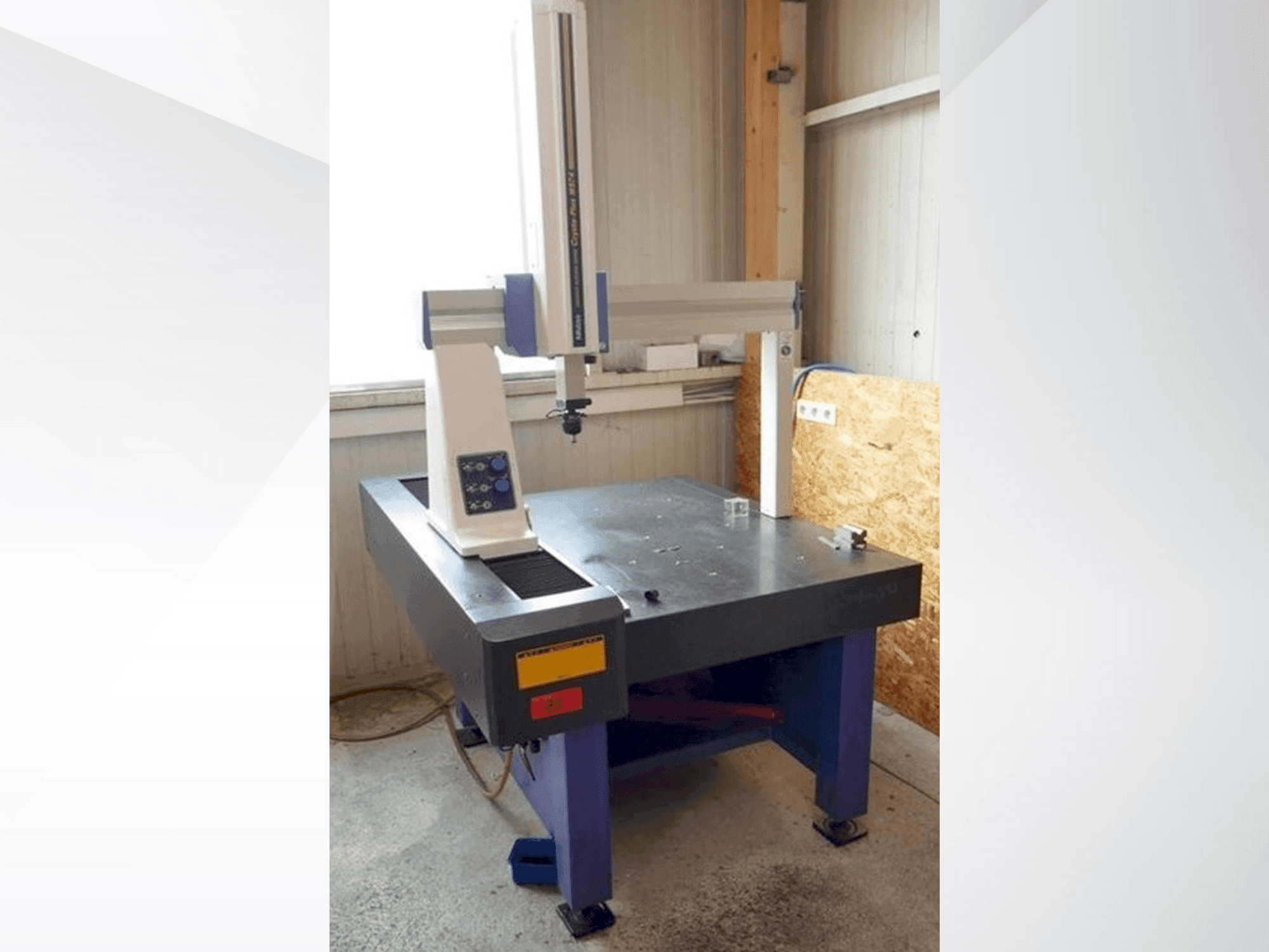 Koneen Mitutoyo Crysta-Plus M574 etunäkymä