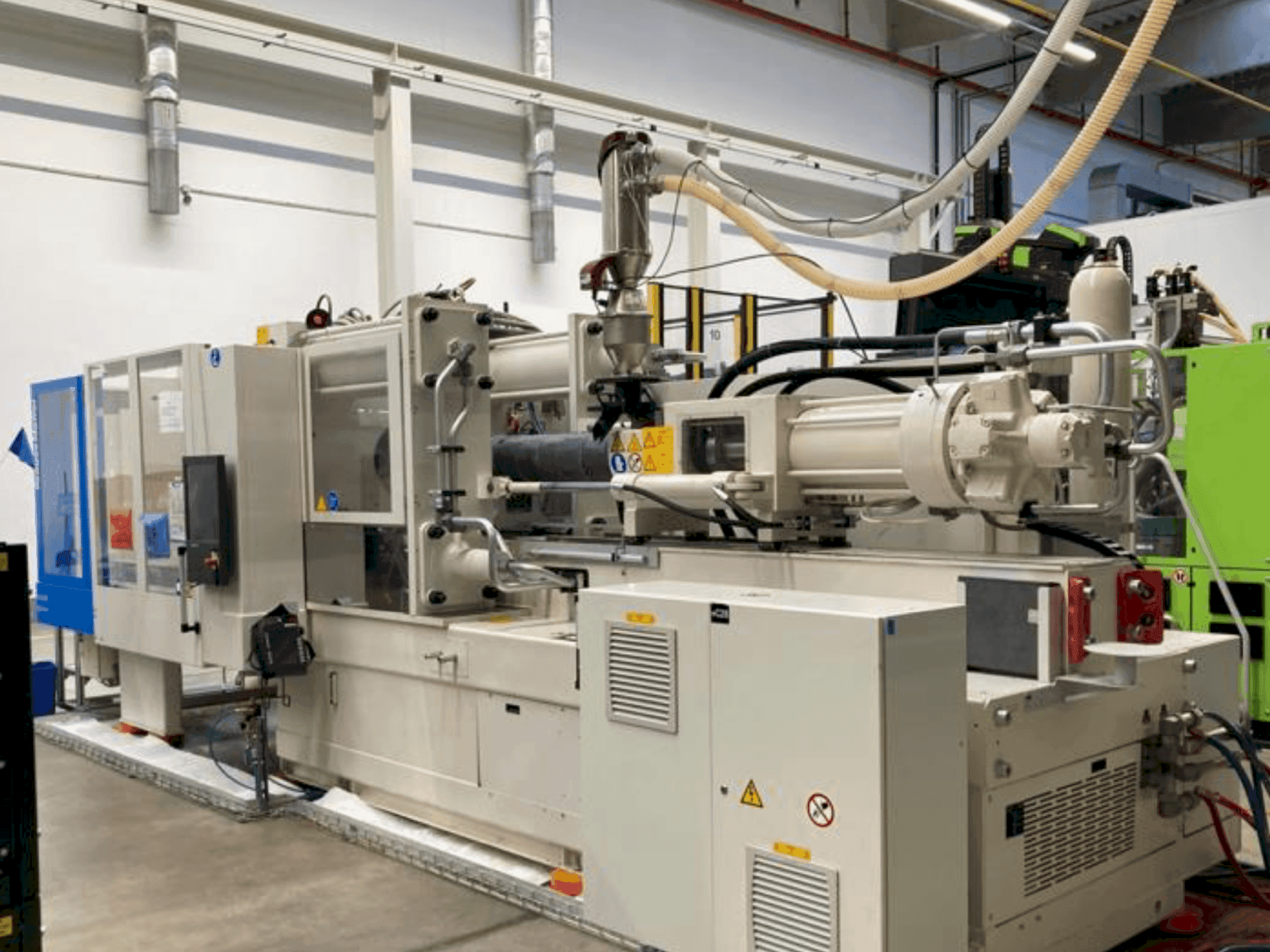 Koneen Krauss Maffei 420-2000 CX etunäkymä