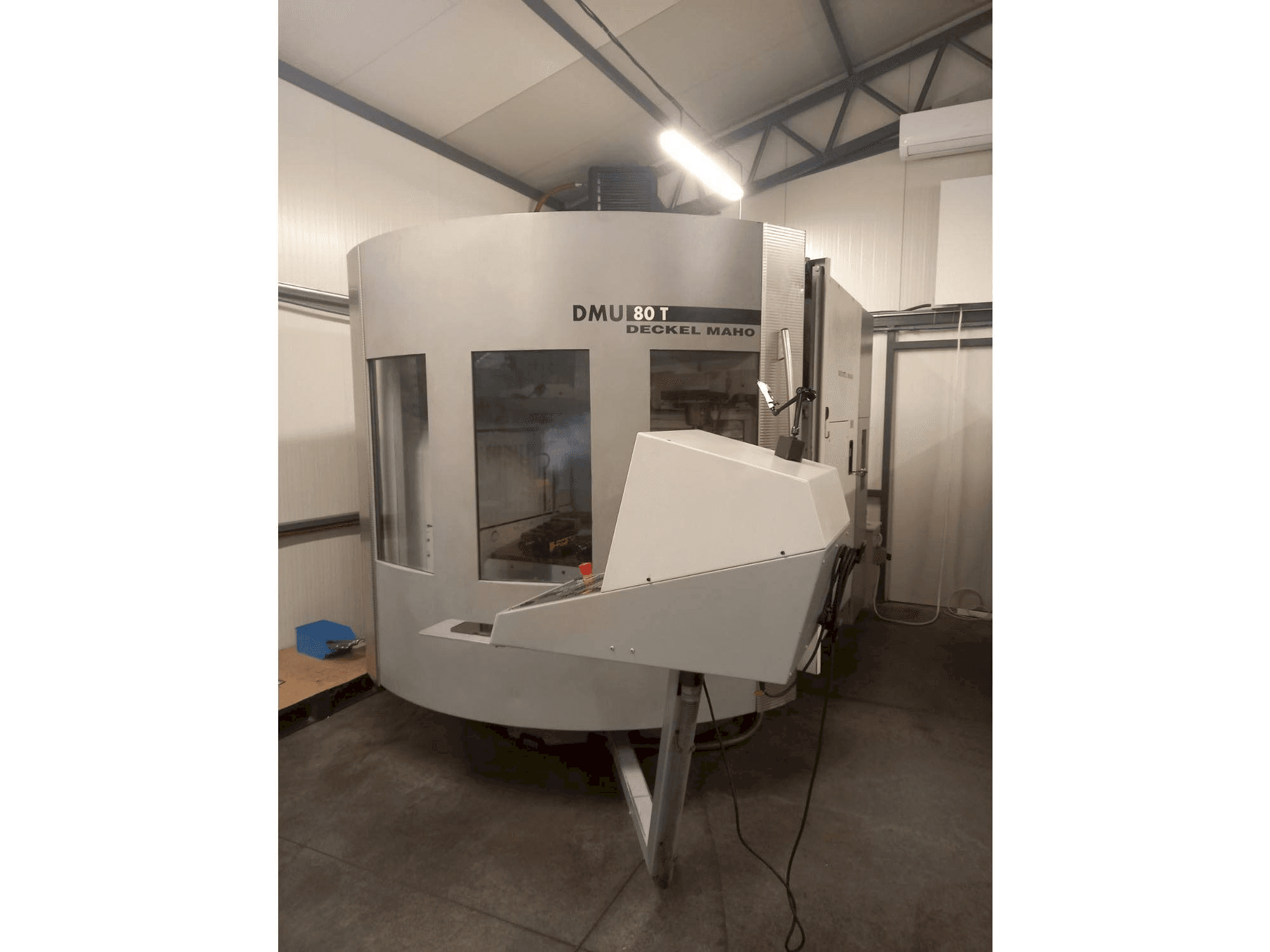 Koneen DECKEL MAHO DMU 80T etunäkymä