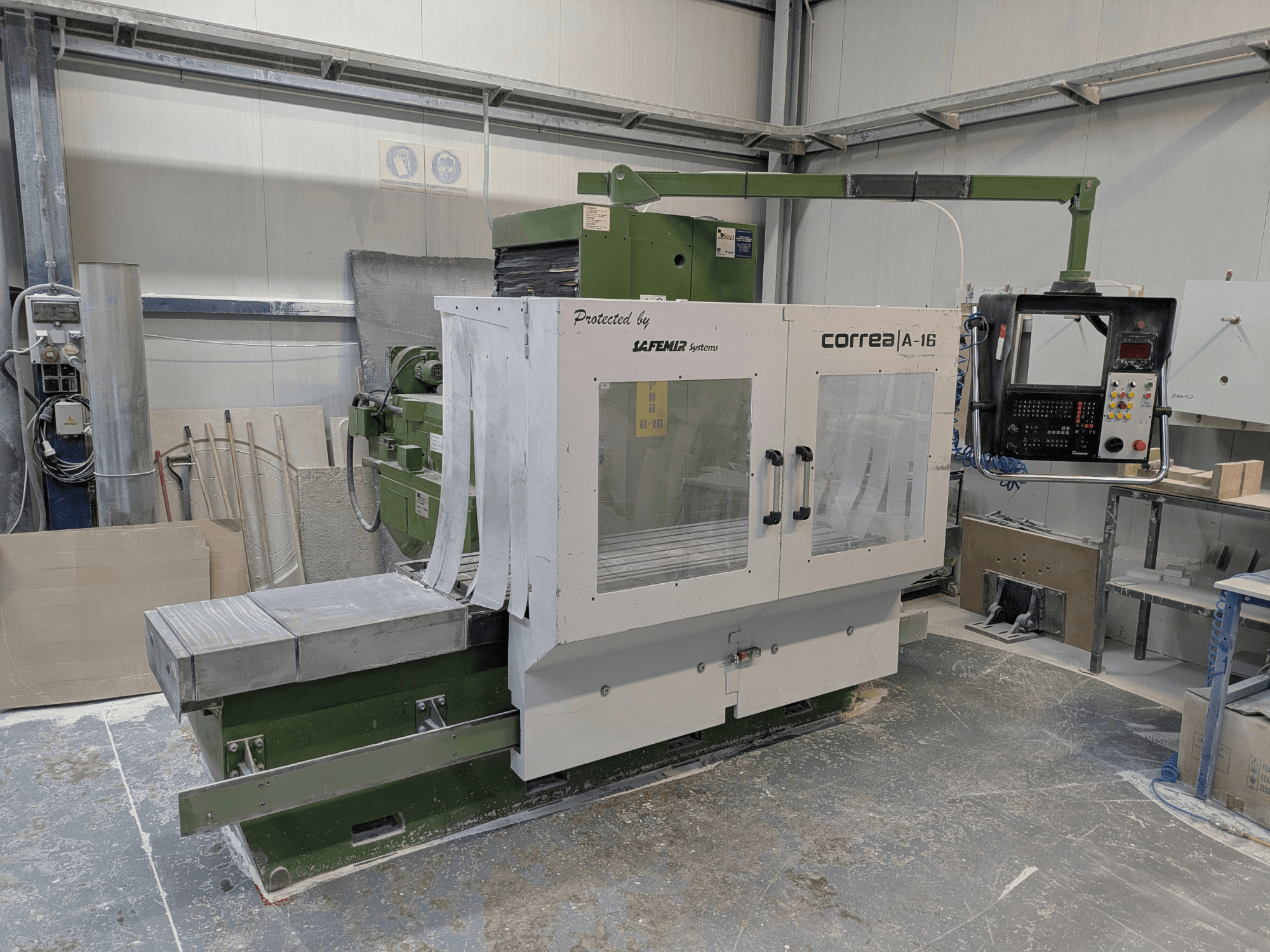 Correa A-16 -jyrsinkone työpajassa, etukuva, jossa on ohjauspaneeli ja työtaso, teollisen muotoilun ja toiminnallisuuden esittely.