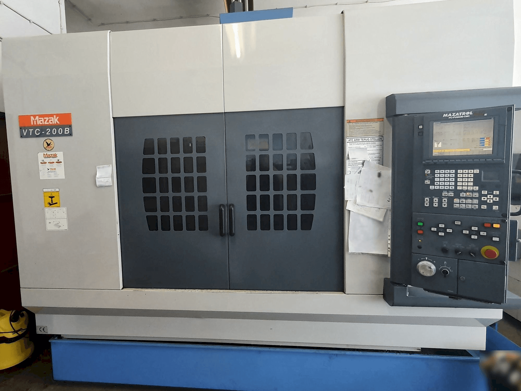 Koneen Mazak VTC-200B etunäkymä