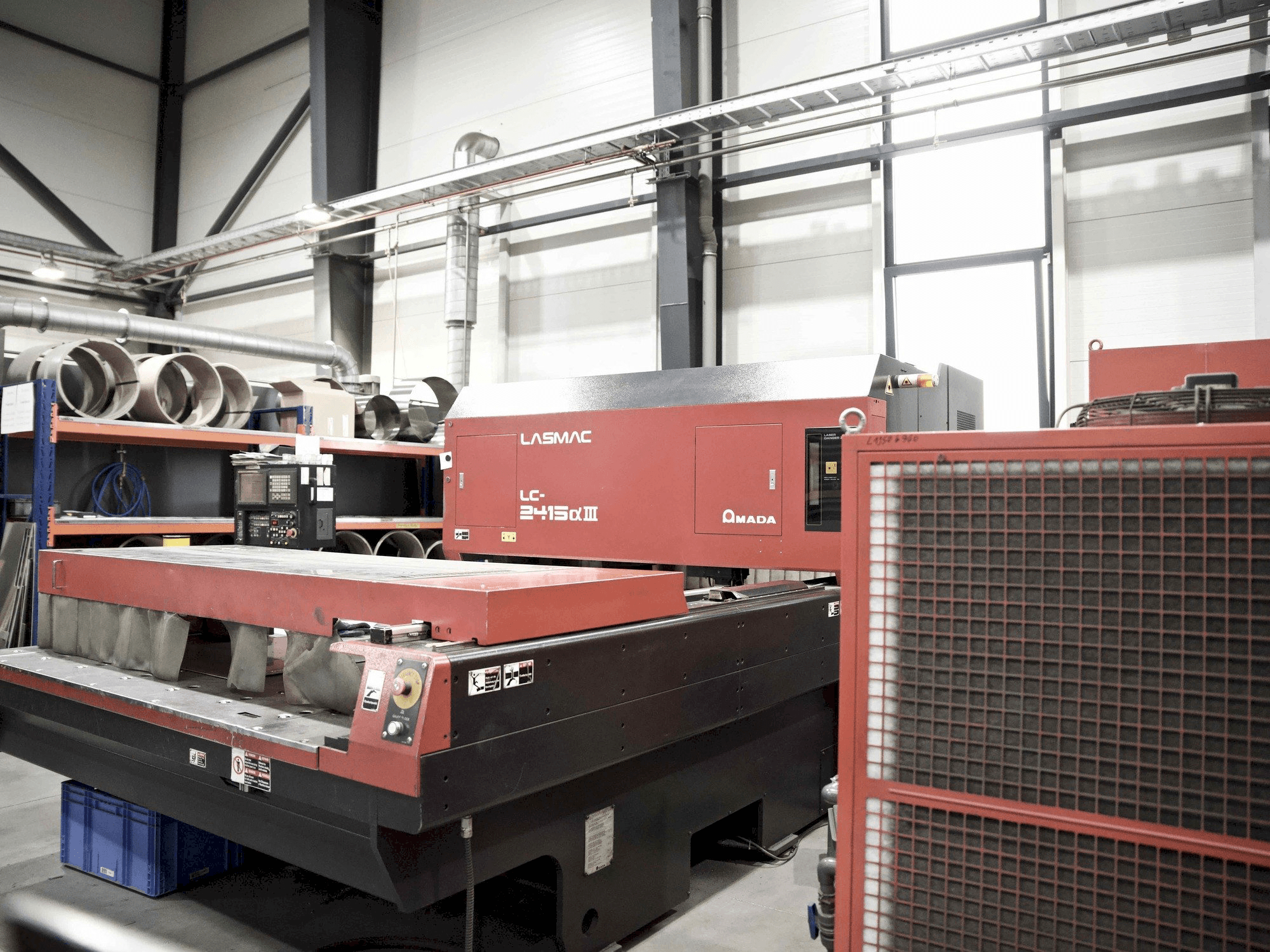 Koneen AMADA LC-2415aIII etunäkymä