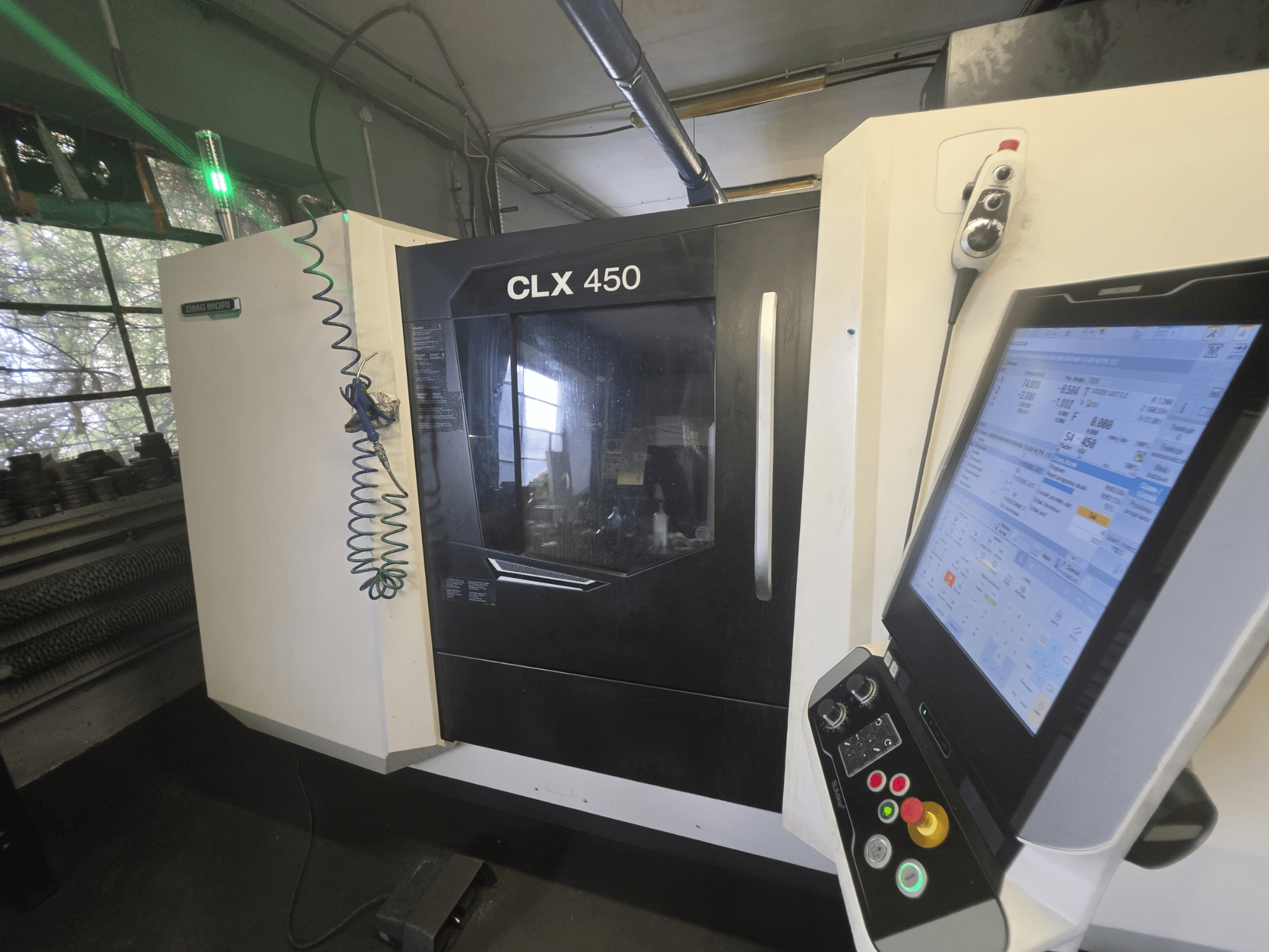 DMG MORI CLX 450 V3 -vaakasuora sorvi, etunäkymä ohjauspaneelilla ja toimintatietoja näyttävällä näytöllä.